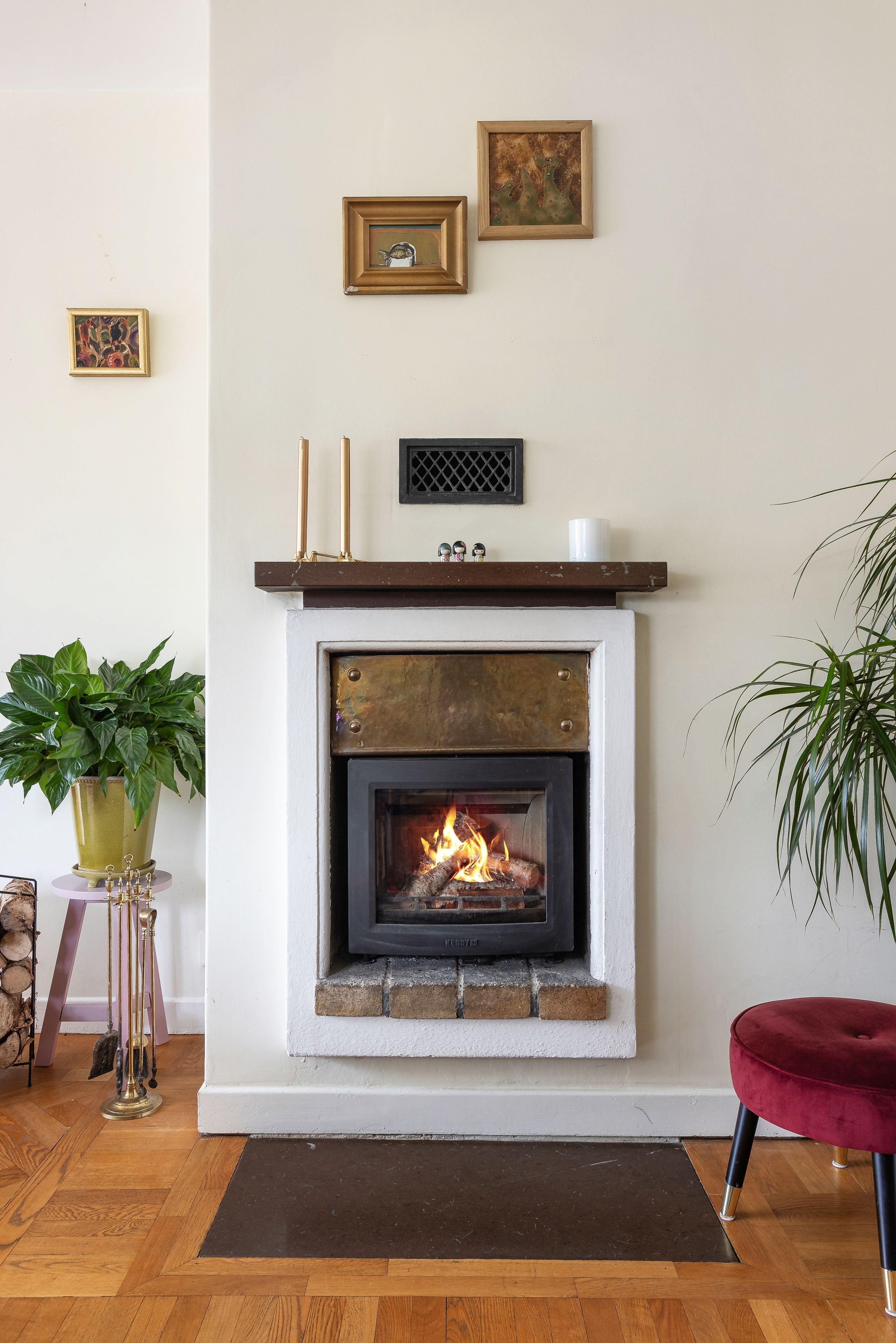 Tidstypisk eldstad som bjuder såväl trivsel som extra värme via gjutjärnsinsats