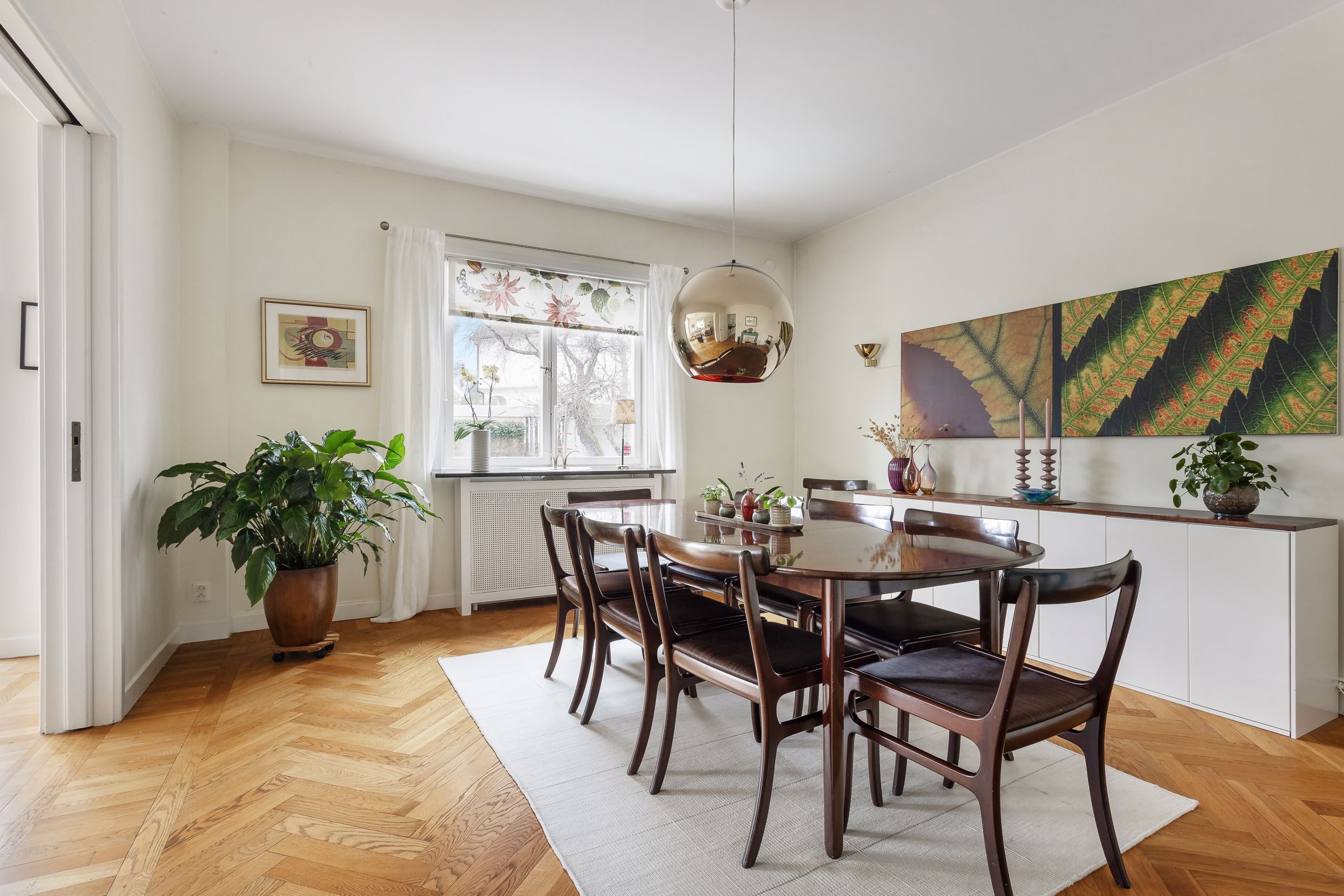 Matsal med plats för många runt bordet...