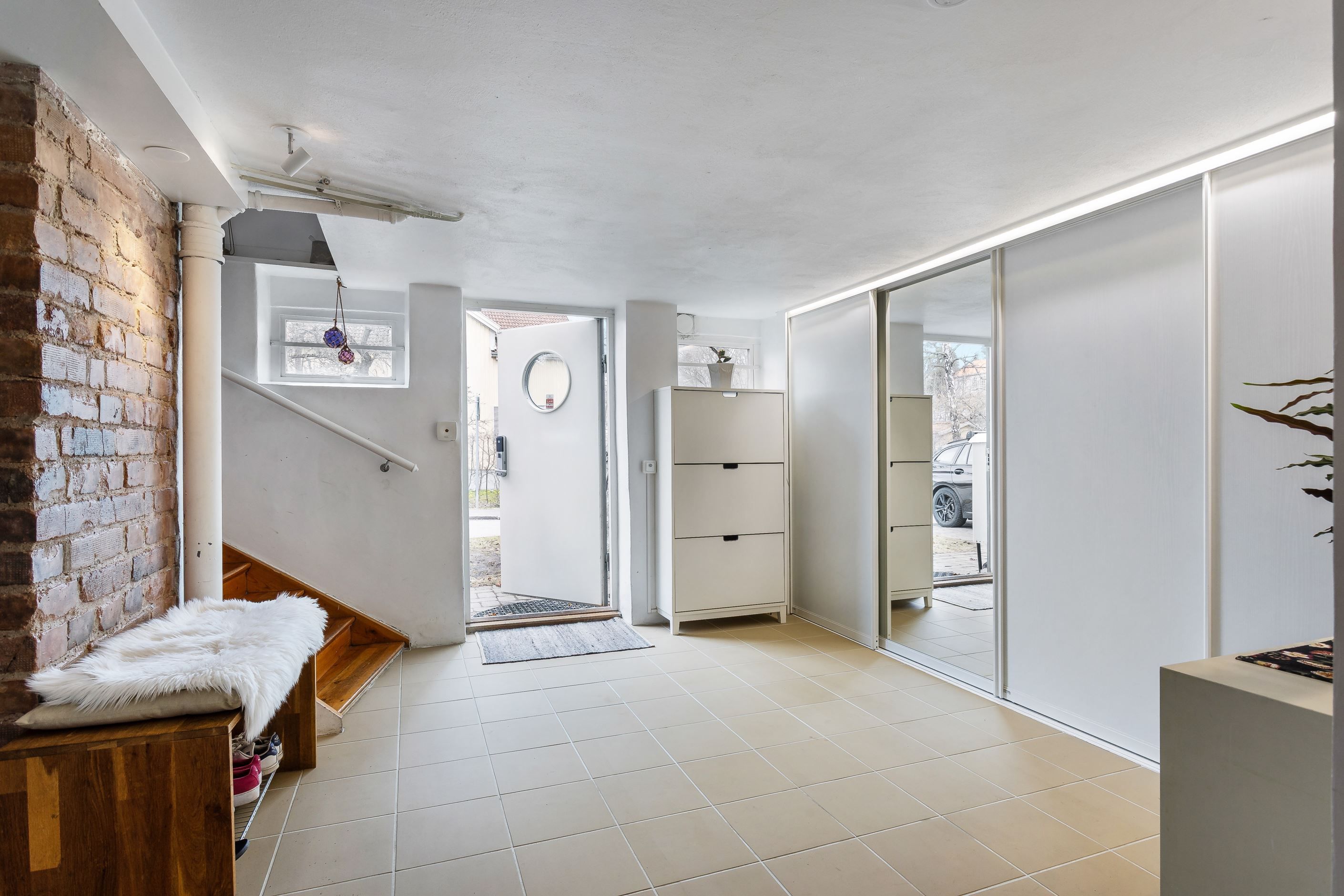 Inredd källarvåning med vattenburen golvvärme, gott om förvaring samt smidig access till bilinfart