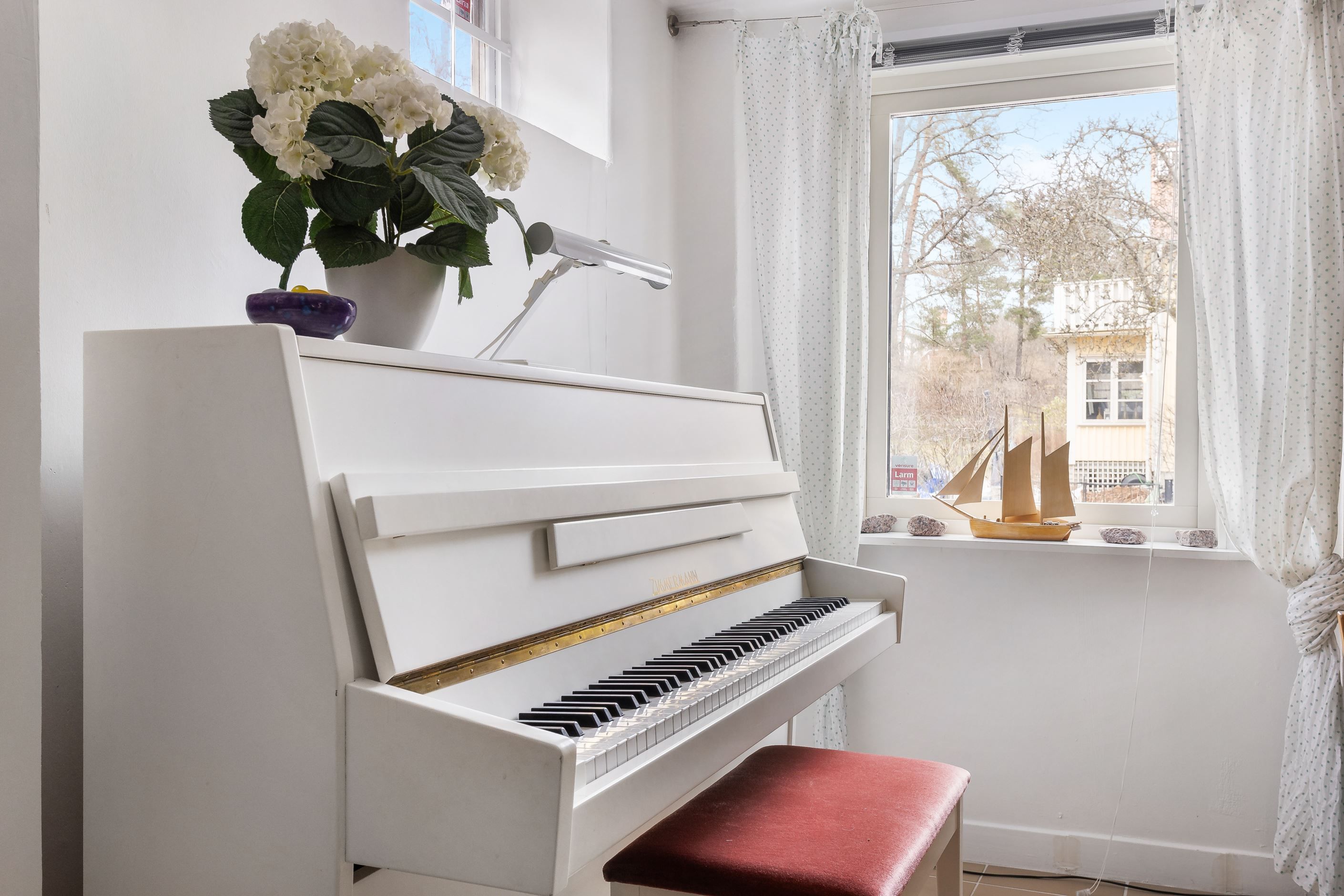 Generösa ljusinsläpp på nedre plan skapar trivsel