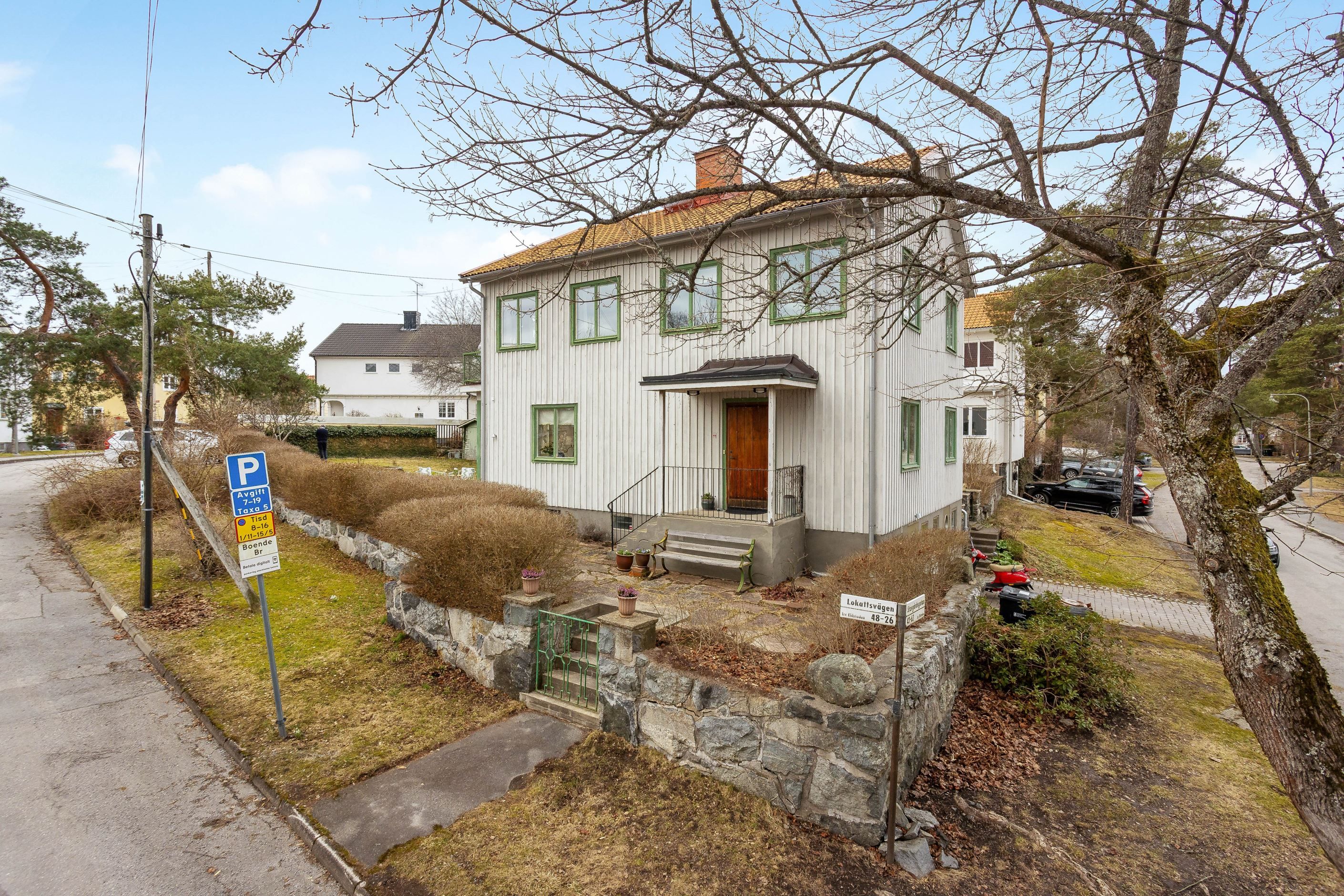 Fritt belägen 20-talsvilla på soldränkt hörntomt eftersökt adress i Stora Mossen/Äppelviken