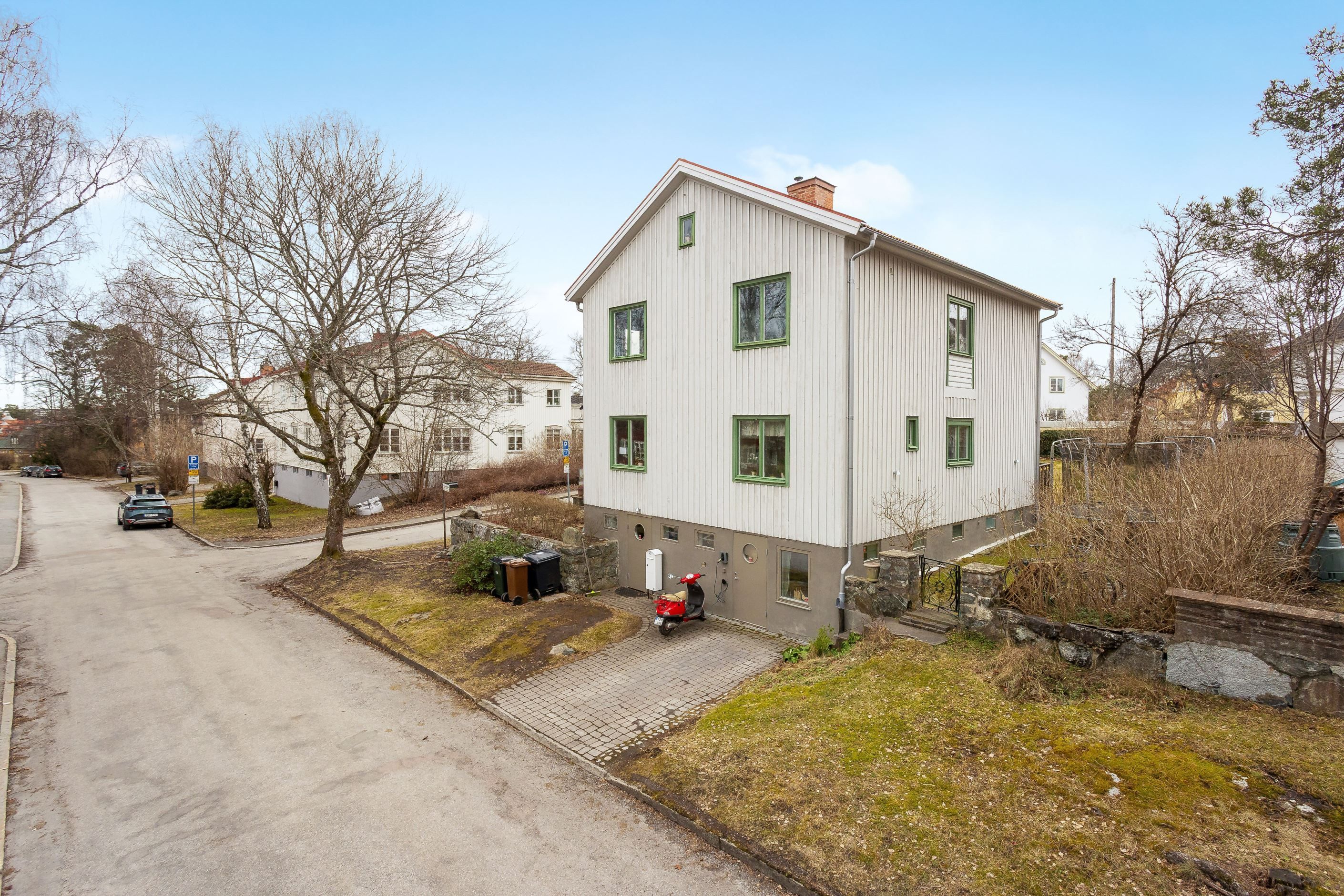 Stensatt infart för bil - praktiskt belägen invid grovingången