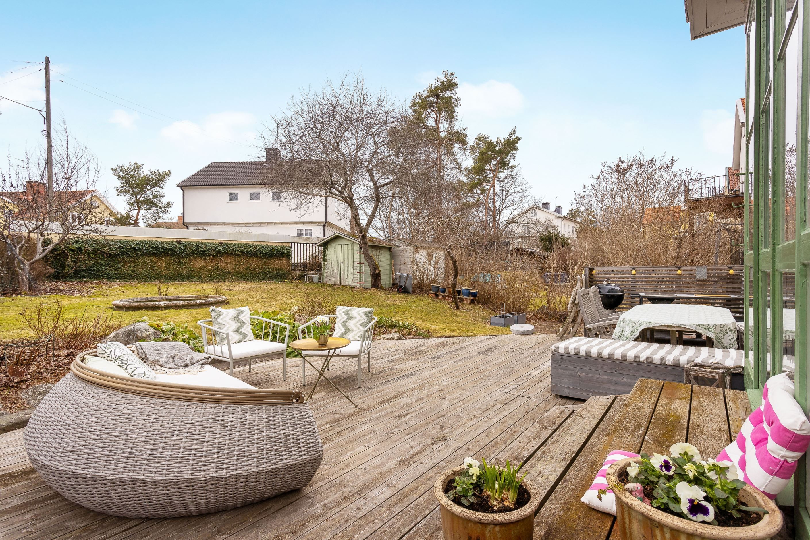 Generös trallbelagd altan i fritt och luftigt läge med många soltimmar