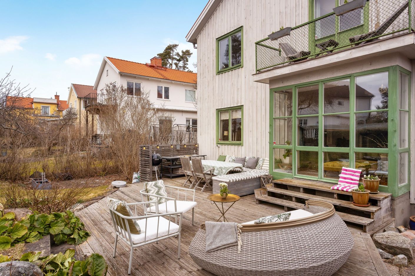 Härliga soldränkta uteplatser och fin kontakt mellan hus och trädgård