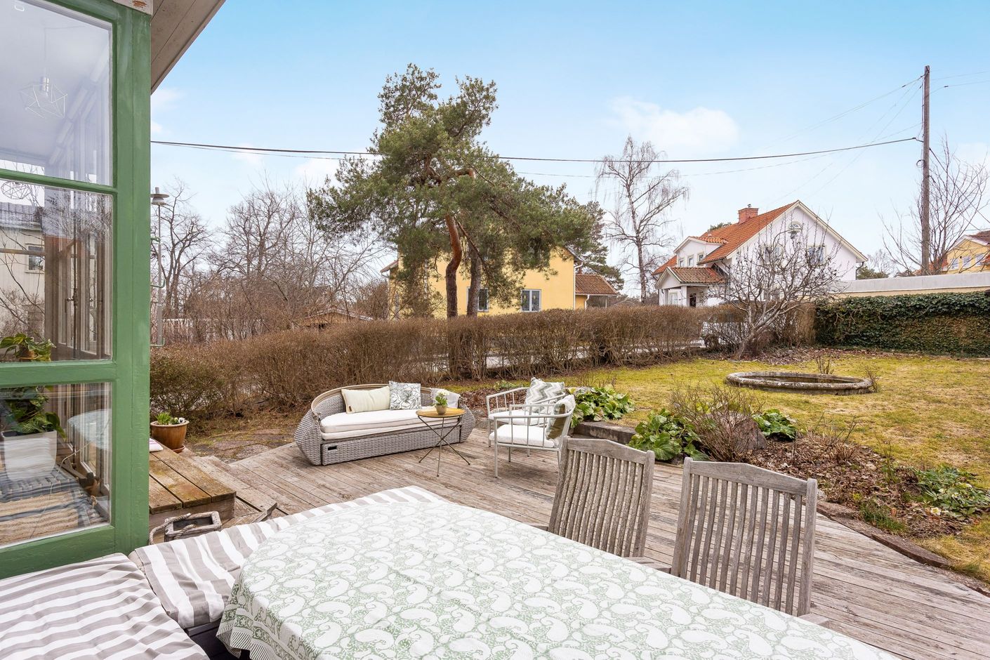 Fritt och luftigt läge - barnvänlig tomt omgärdad av häckar och staket