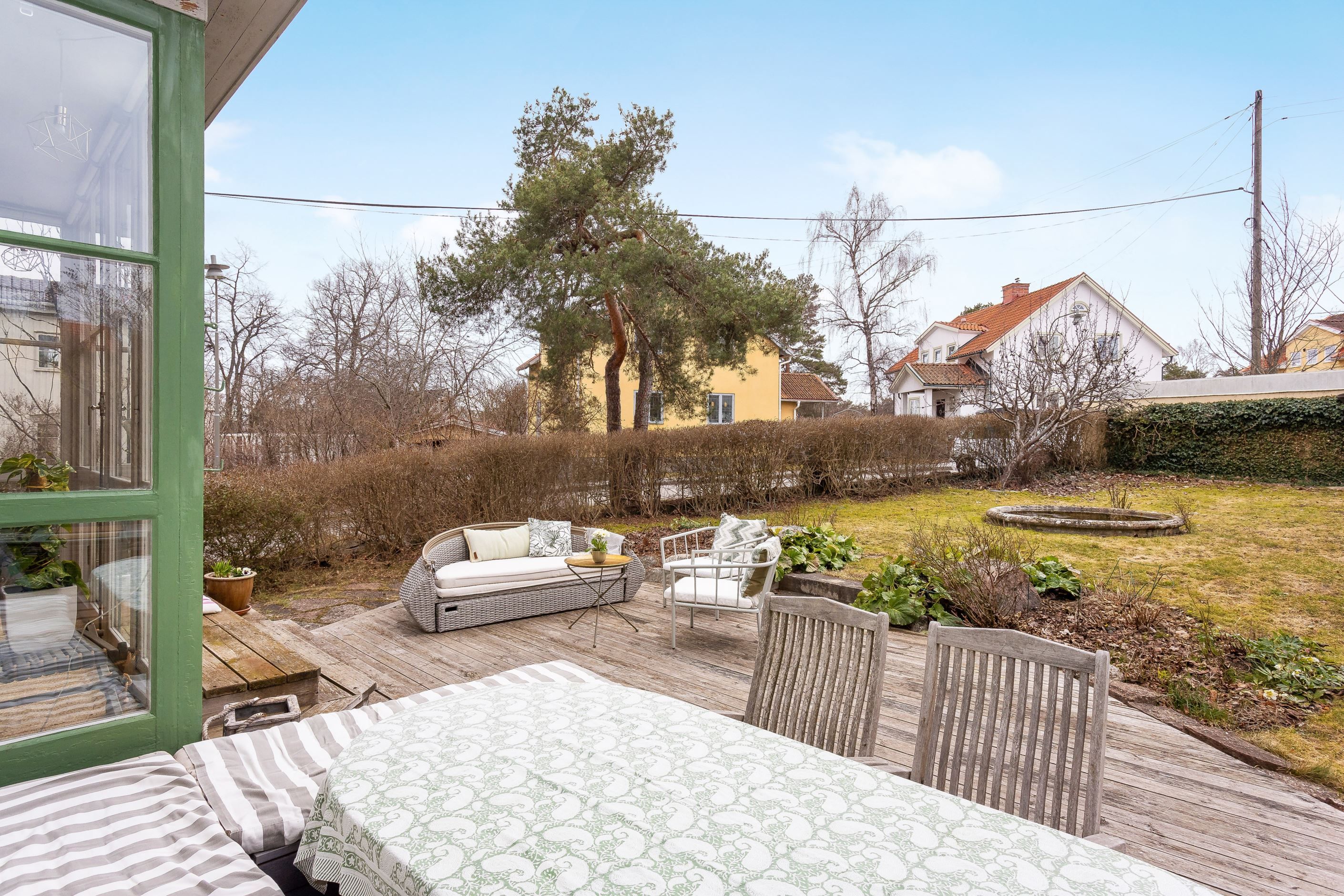 Fritt och luftigt läge - barnvänlig tomt omgärdad av häckar och staket