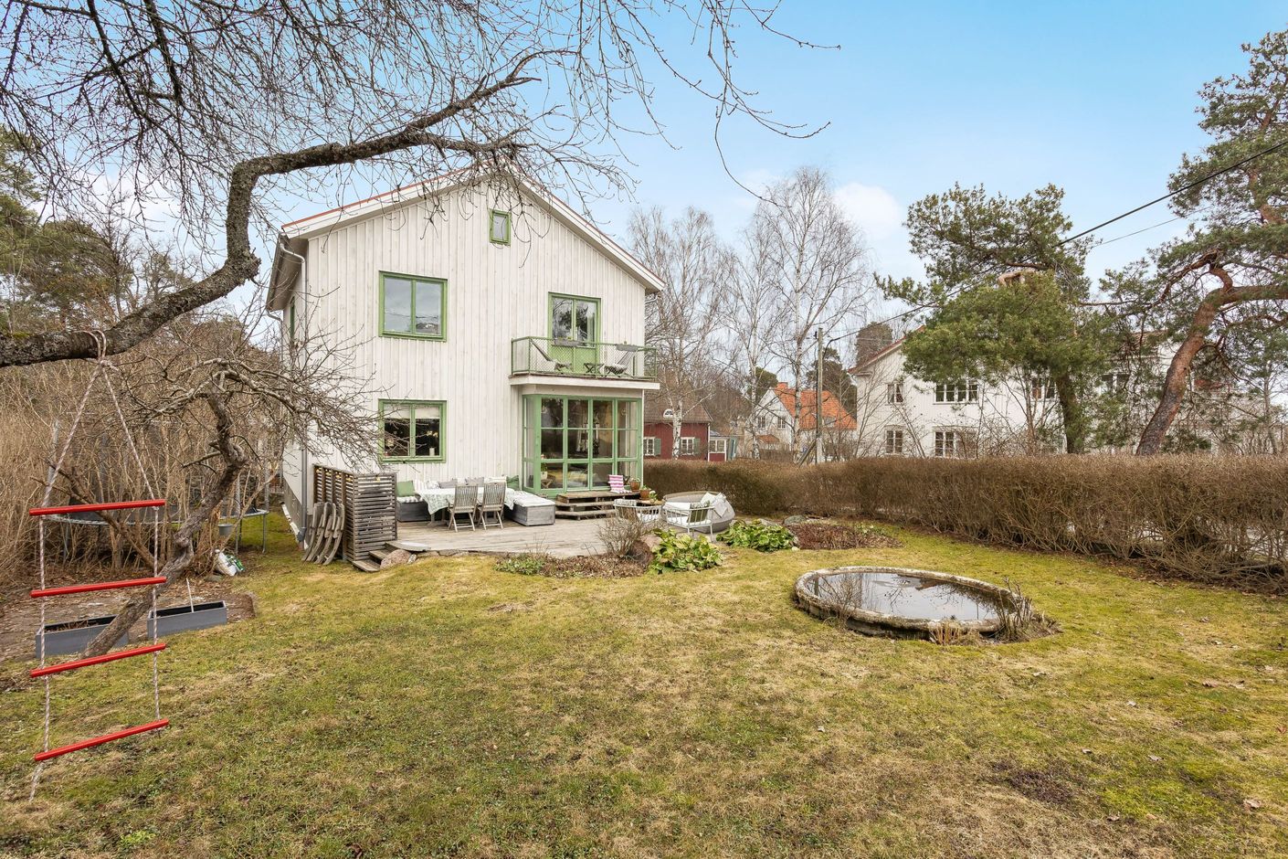 Arkitektritad 20-talsvilla på solig ogenerad hörntomt i Stora Mossens lugna idyll