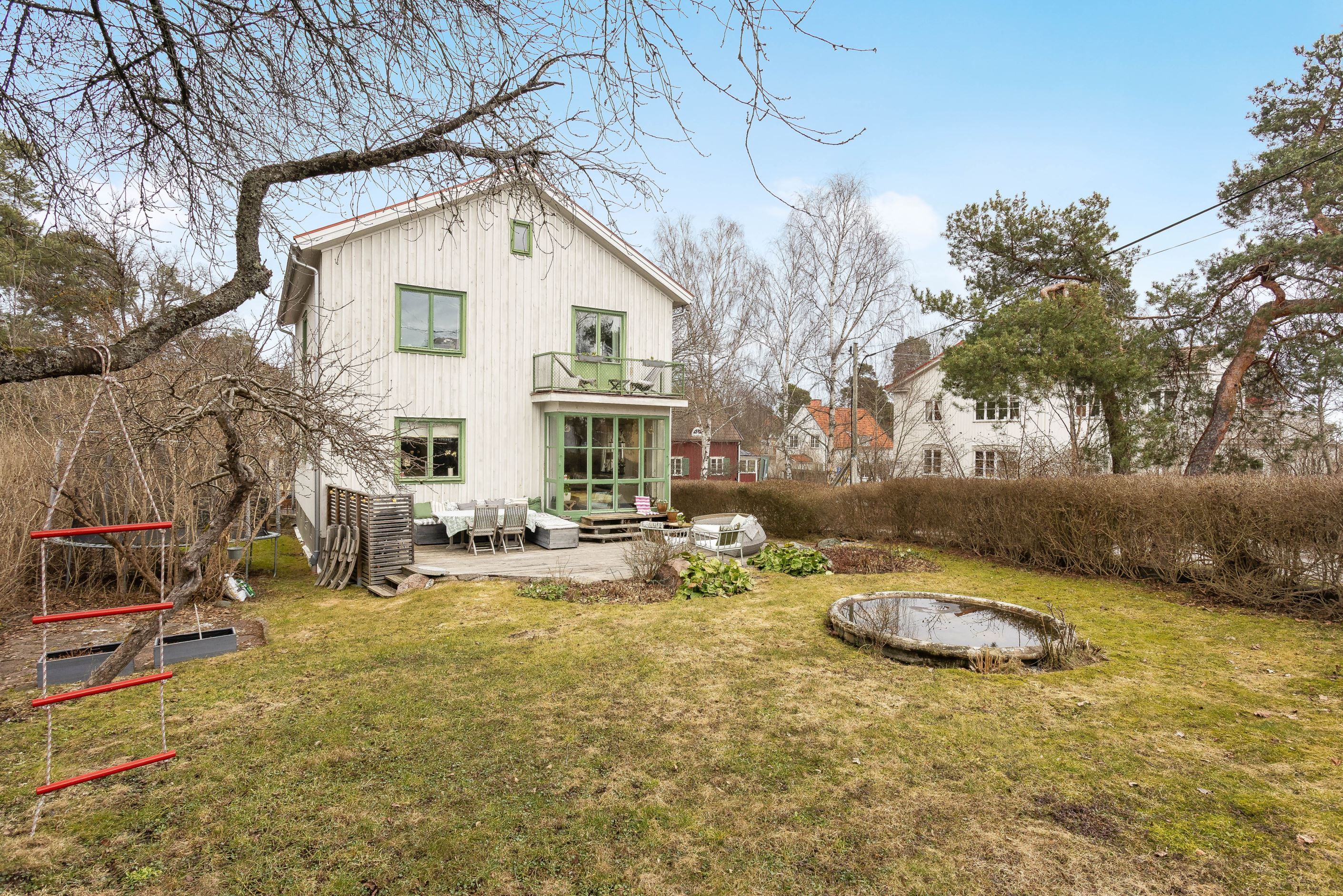 Arkitektritad 20-talsvilla på solig ogenerad hörntomt i Stora Mossens lugna idyll