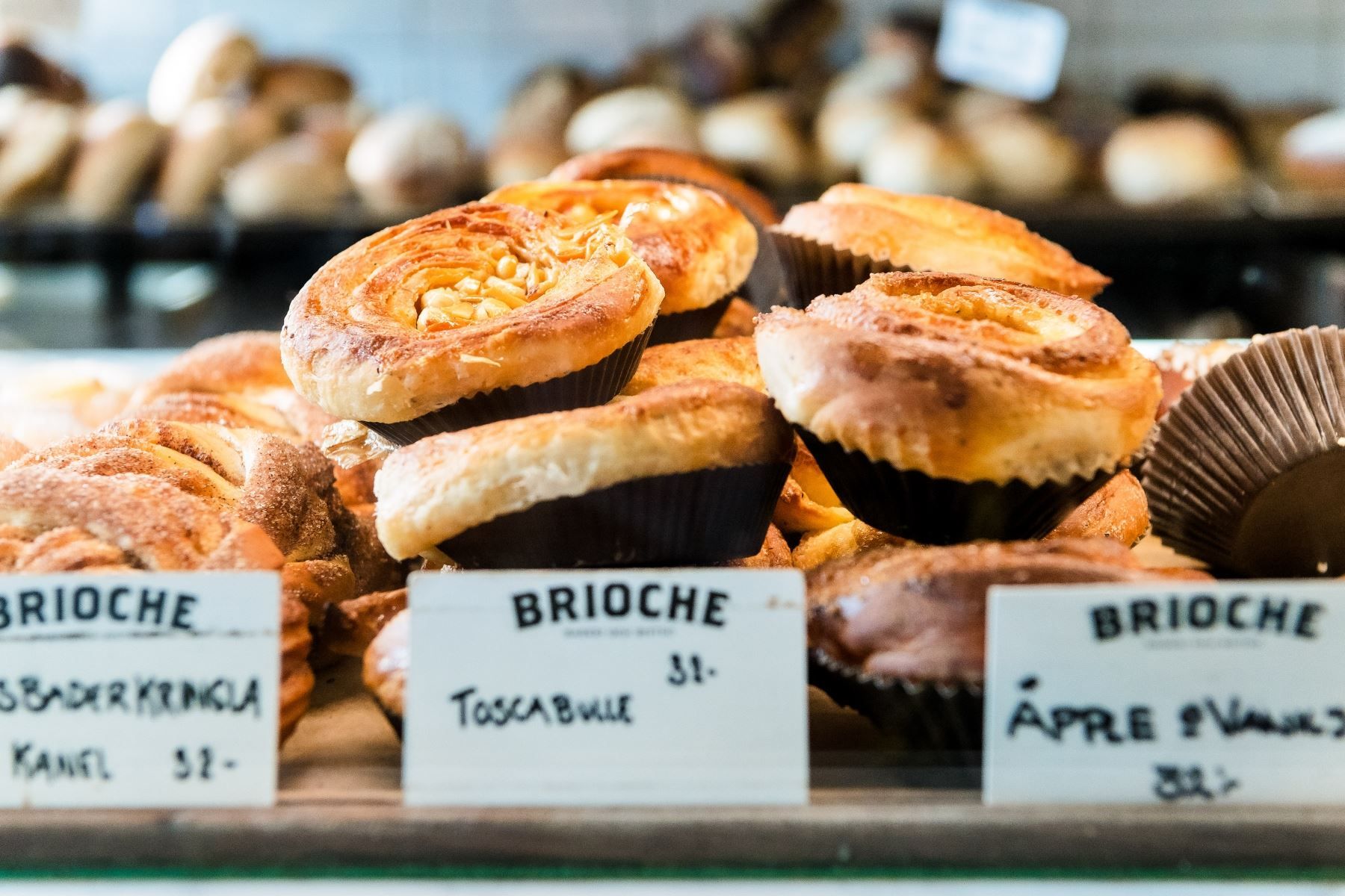 Brioche håller med nybakat bröd på Torget