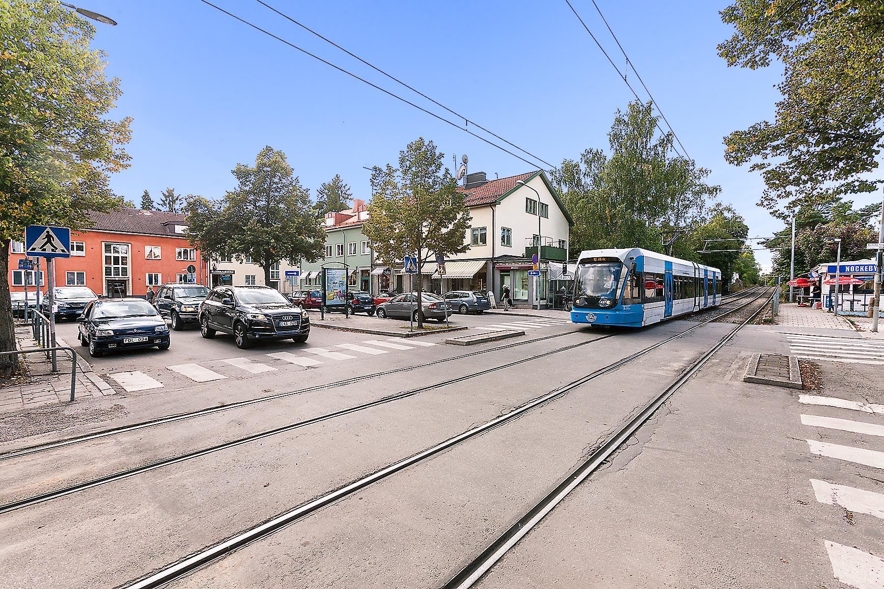 Nockeby torg, trivsamt torg med 12:ans spårvagn, Coop, apotek m.m
