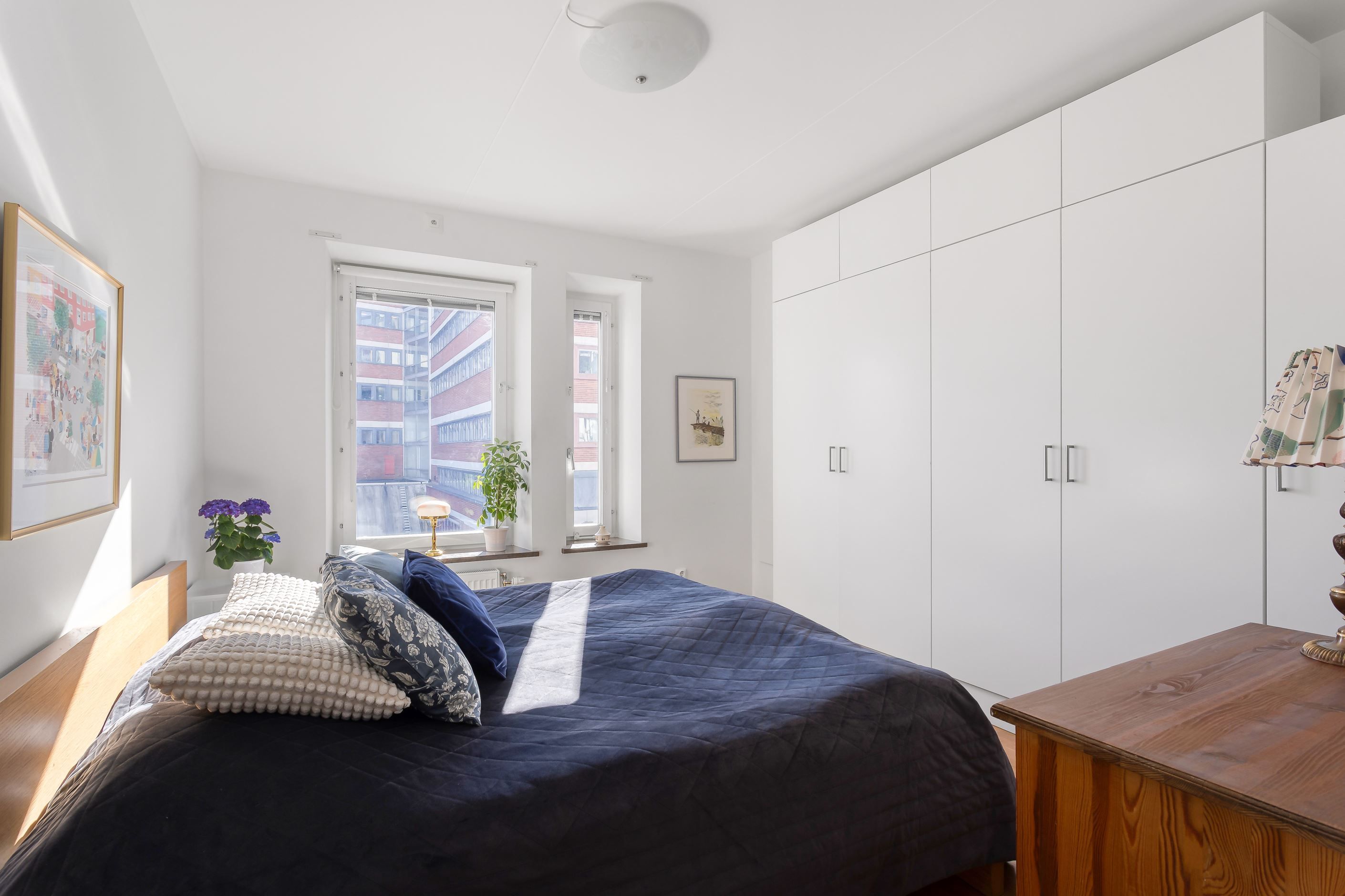 Master bedroom med garderobsvägg