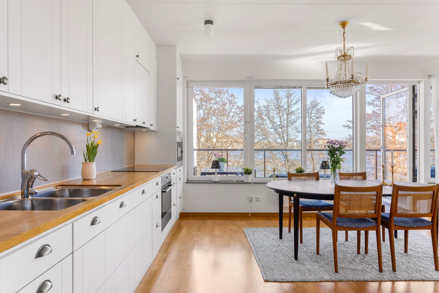 Kök i öppen planlösning ger en härlig kontakt med sällskapsyta och altan