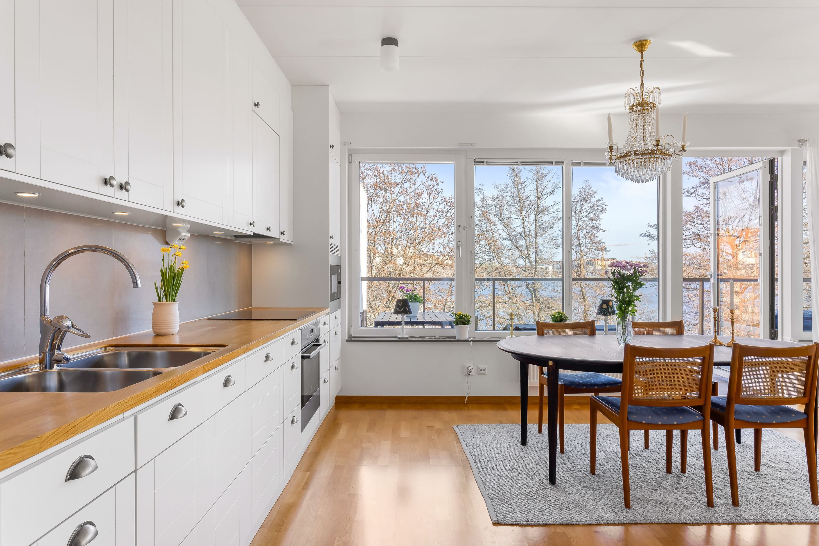 Kök i öppen planlösning ger en härlig kontakt med sällskapsyta och altan
