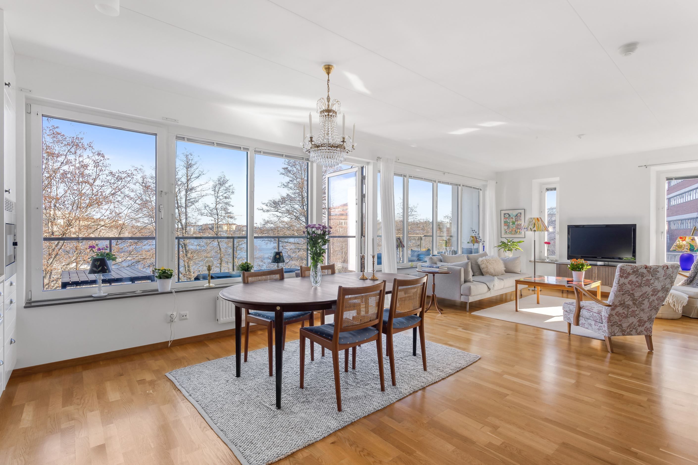 Luftig sällskapsdel med fönster i två väderstreck