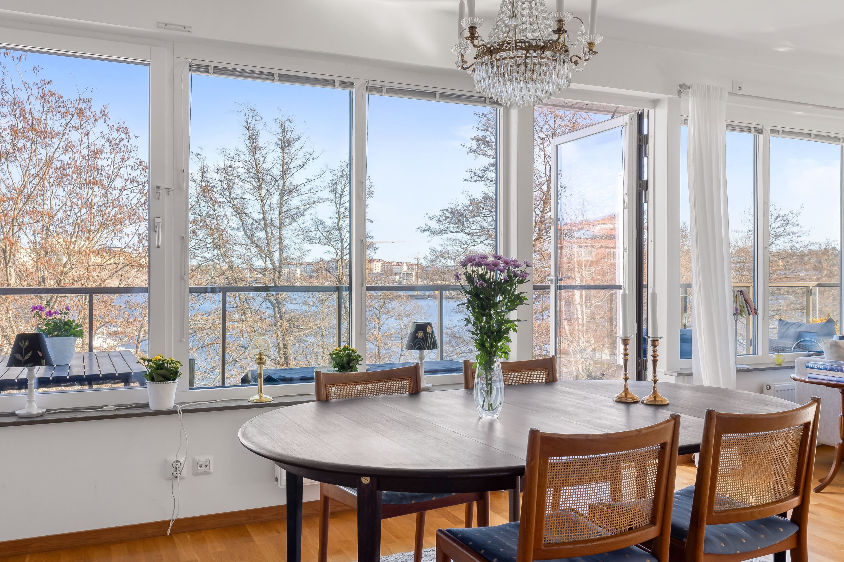 Gott om plats runt matbordet