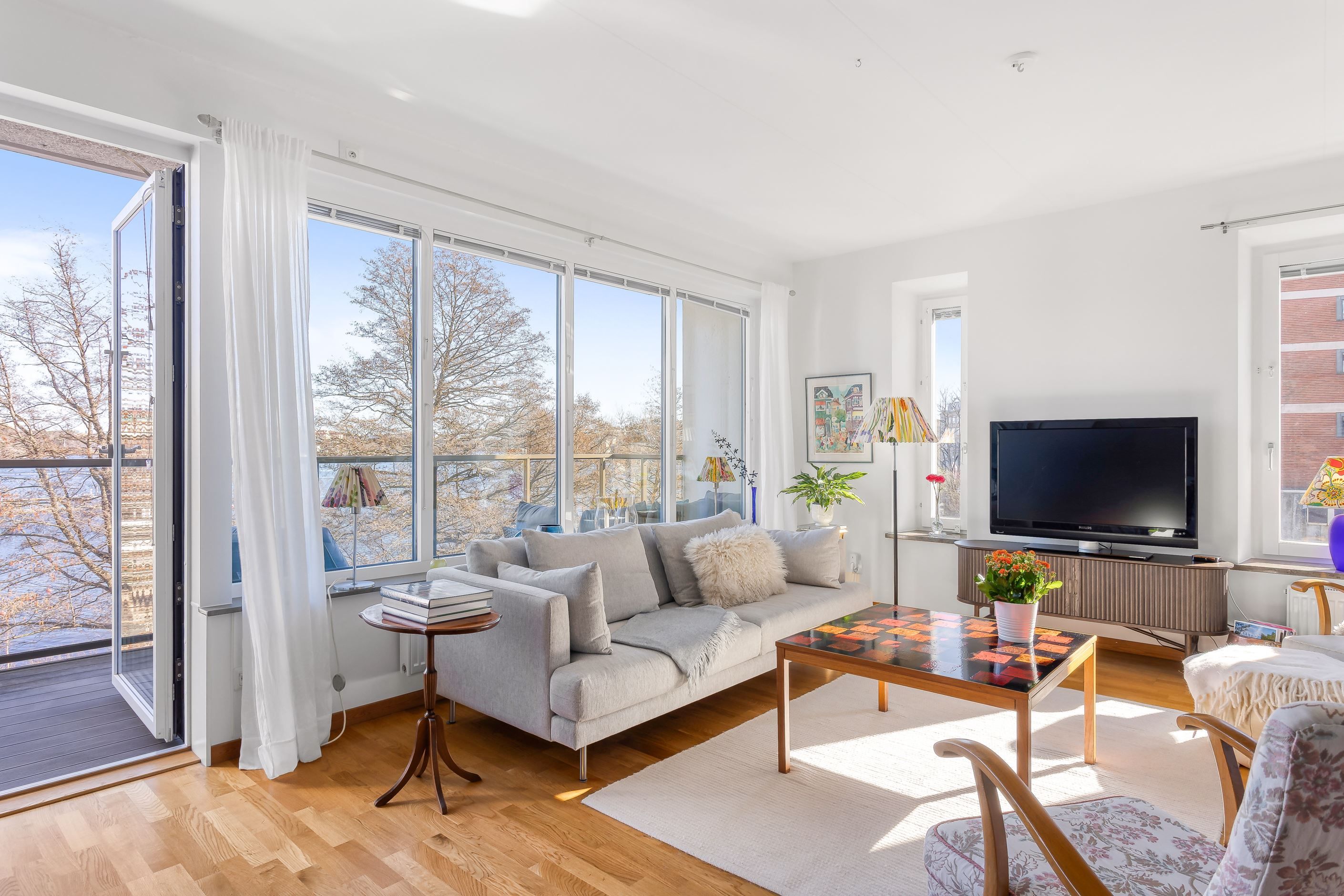 Altandörren öppnar upp mot altan...