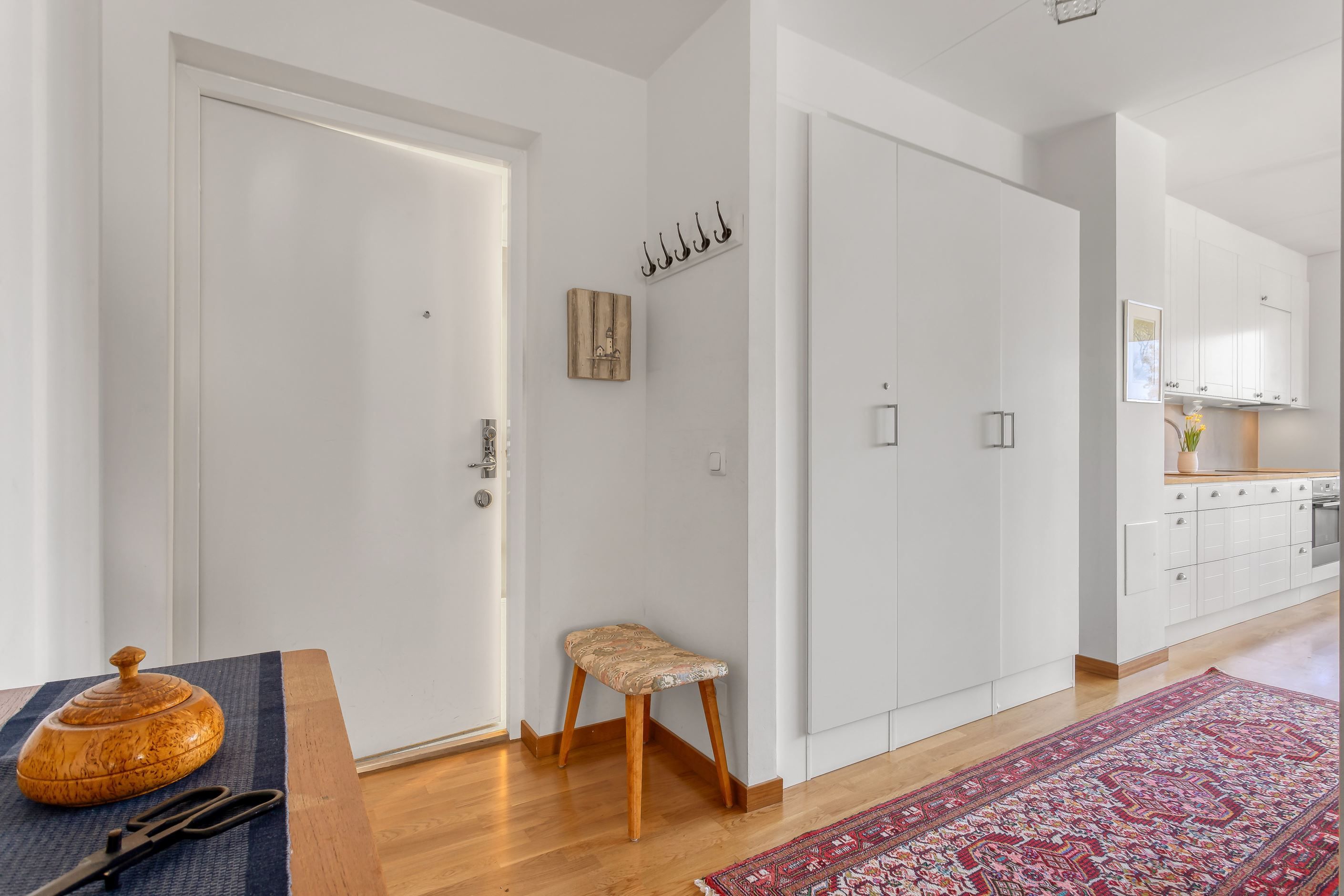 Möblerbar entréhall med säkerhetsdörr och goda förvaringsytor