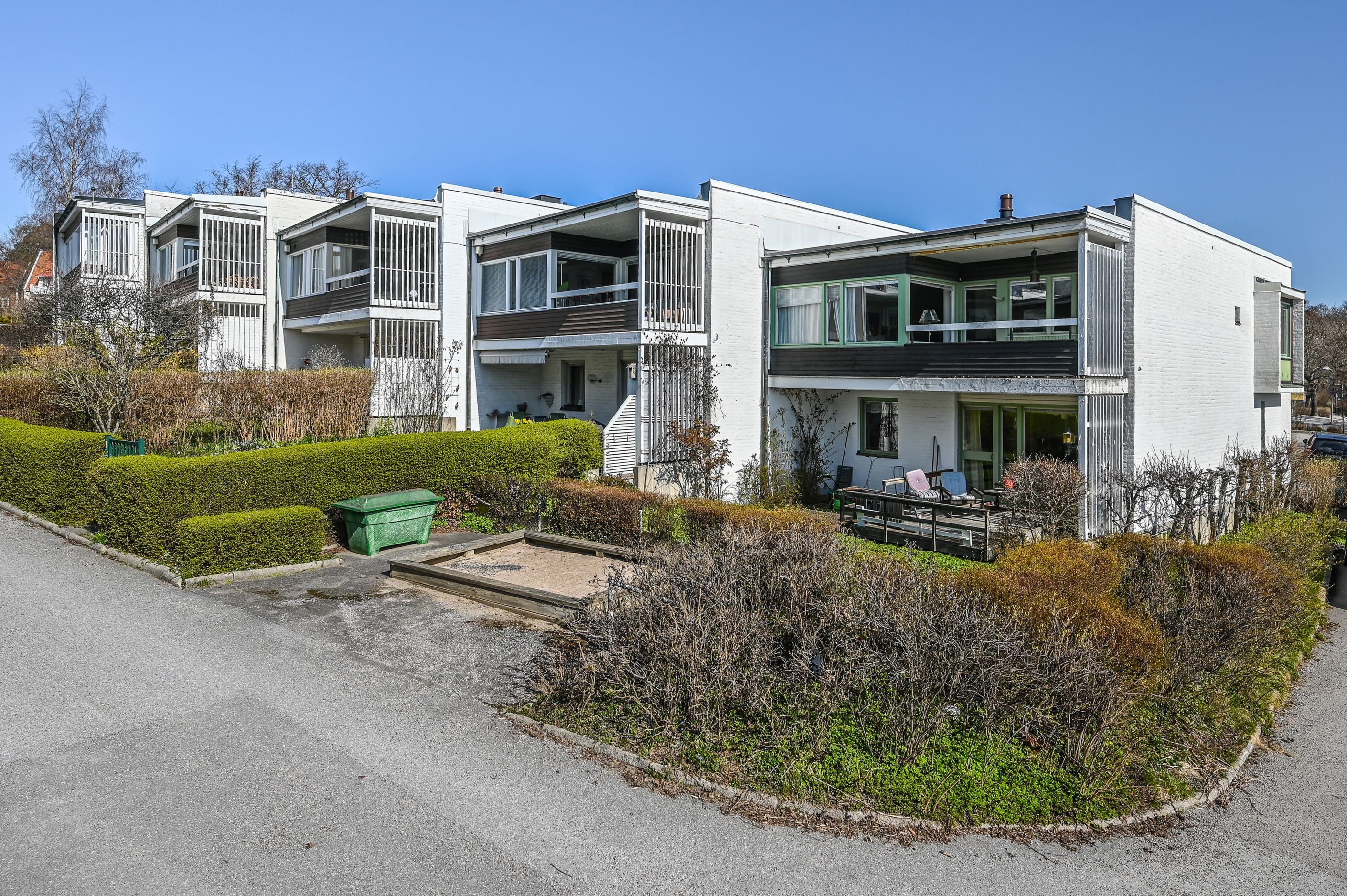 Gediget gavelradhus i soligt läge - Byggt i etapp 1 med tegel i väggarna