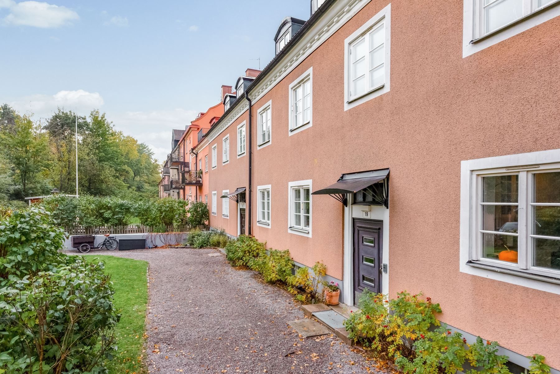 Entrén mot föreningens trädgård