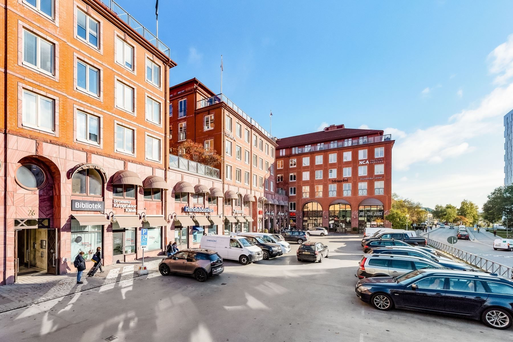 Alviks torg med allt i serviceväg