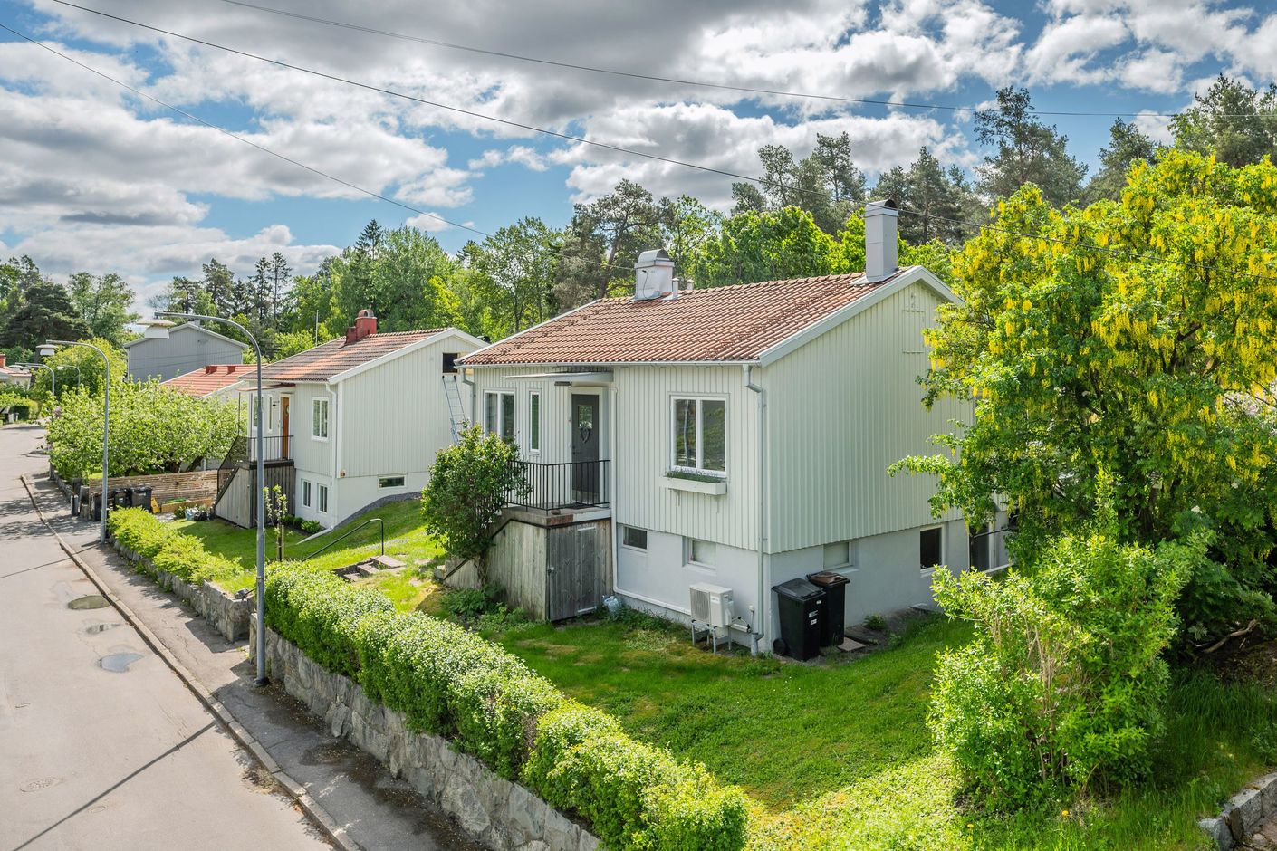 Lugn och sparsamt trafikerad innergata