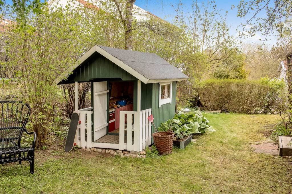 Charmig liten lekstuga på tomten