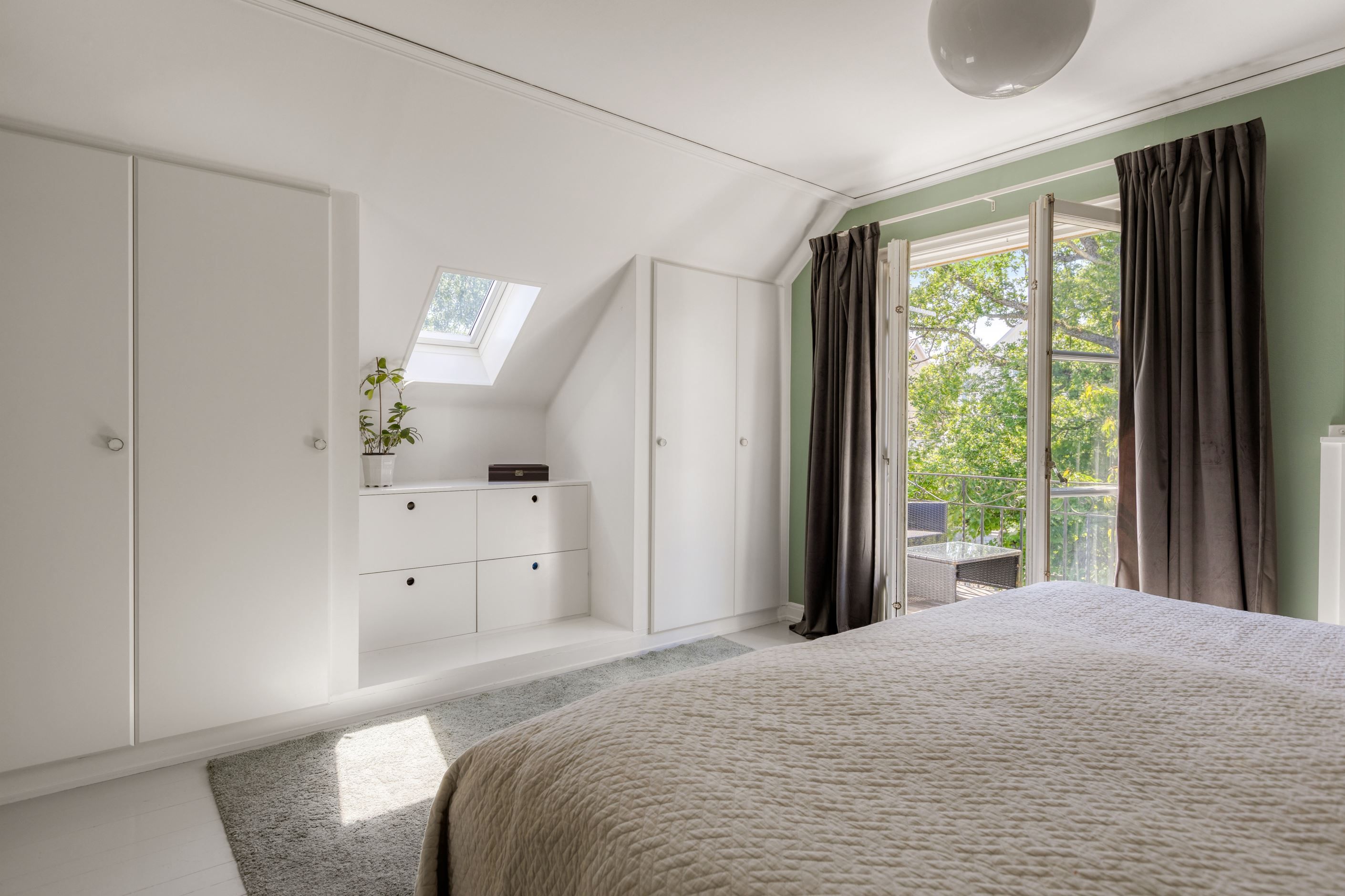 Gott om förvaring i master bedroom