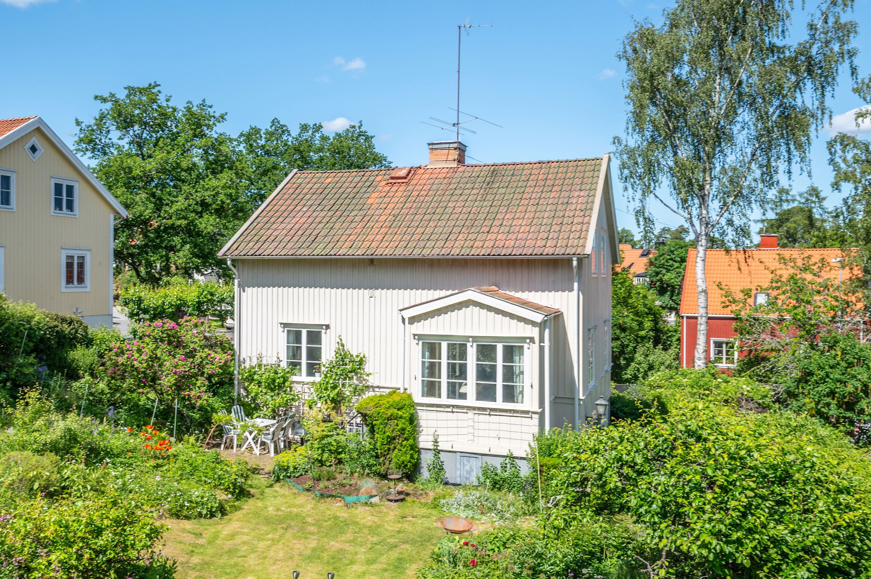 Soldränkt läge i S/V med ogenerad atmosfär och fin inramning