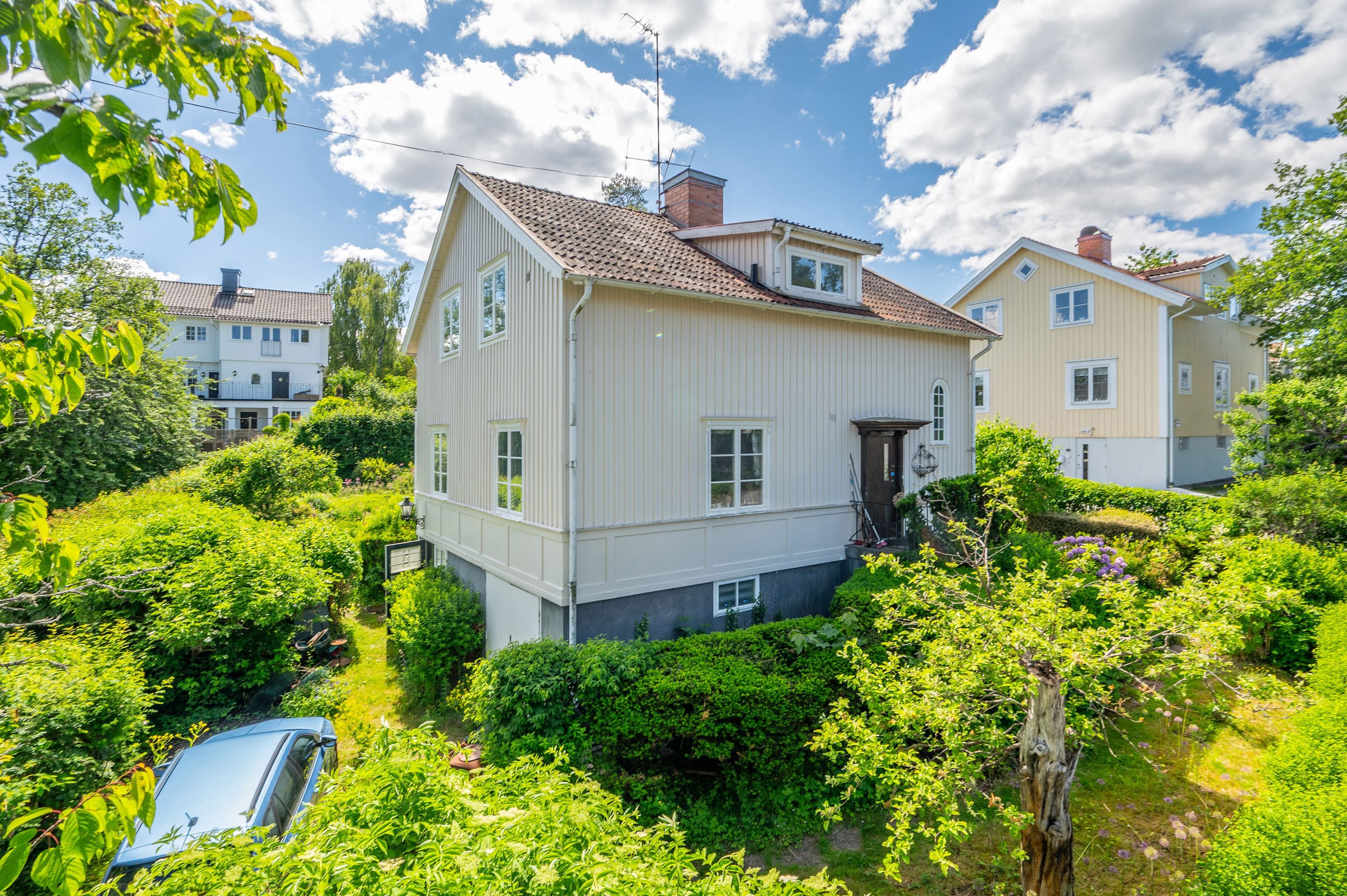 Bilplatser på tomten ger en smidig vardag