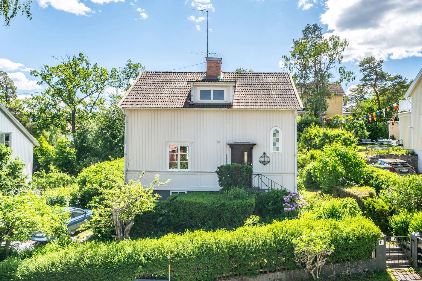Luftigt belägen villa med vacker tomt som upplåtes med tomträtt