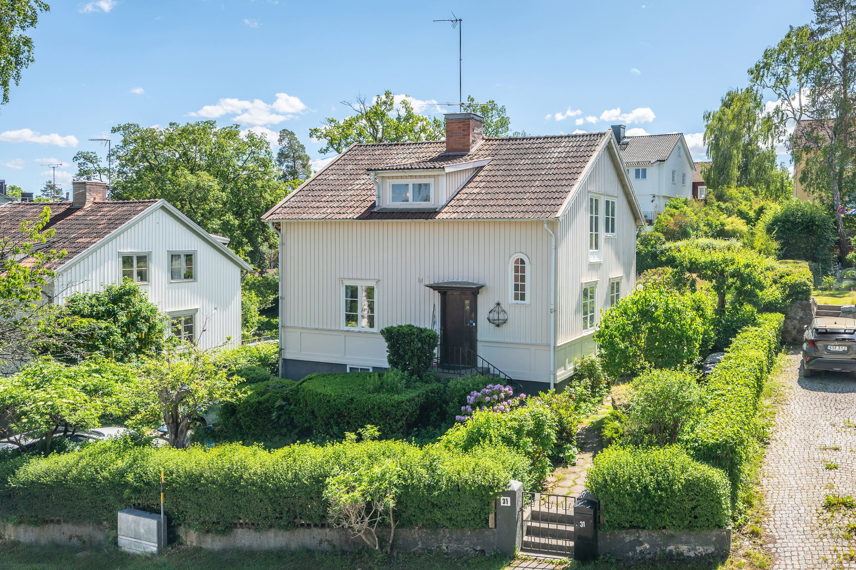 Elegant 20-talsvilla i högt, fritt läge med fin inramning