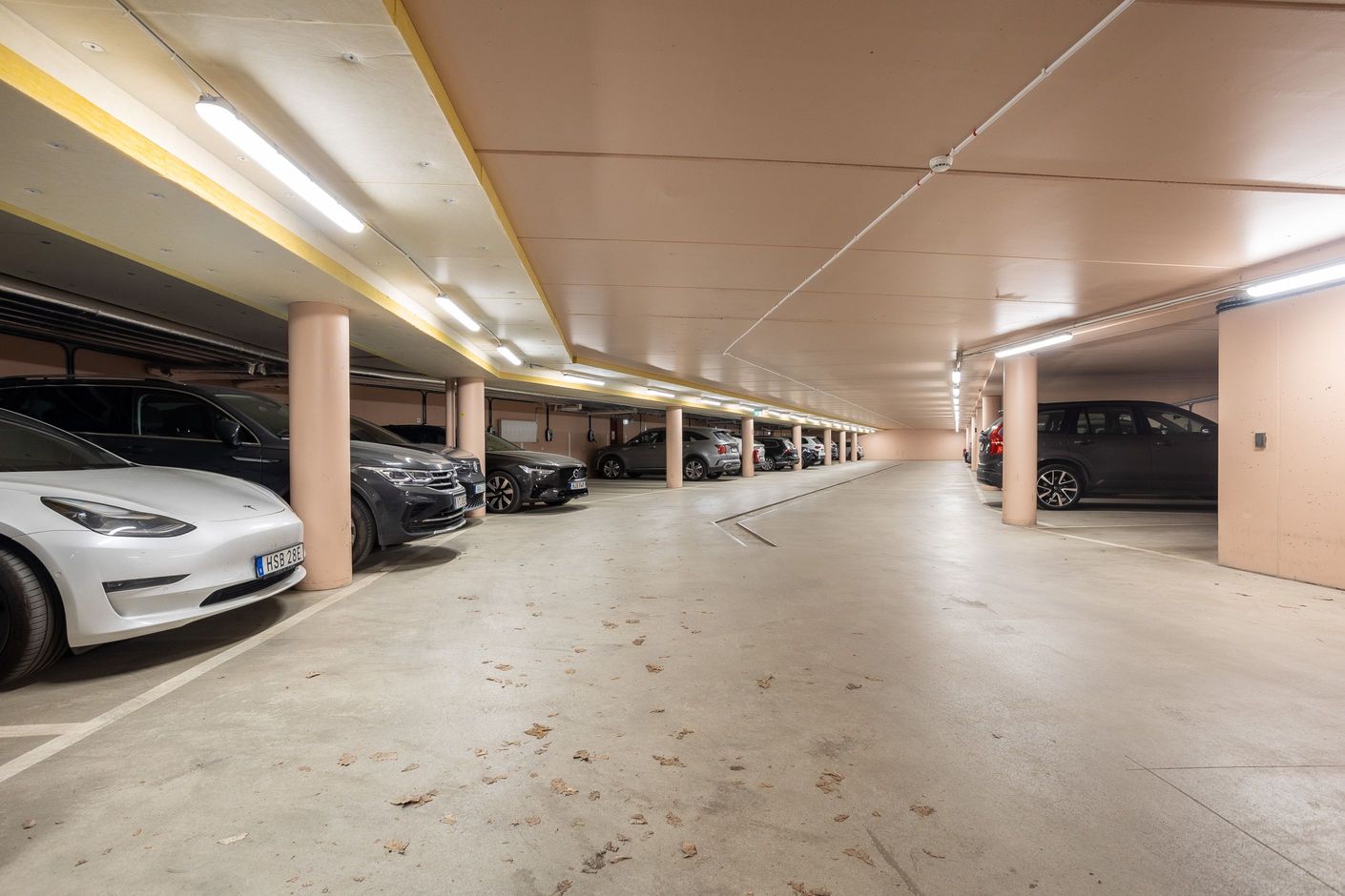 Garage med laddstolpar nås med hiss