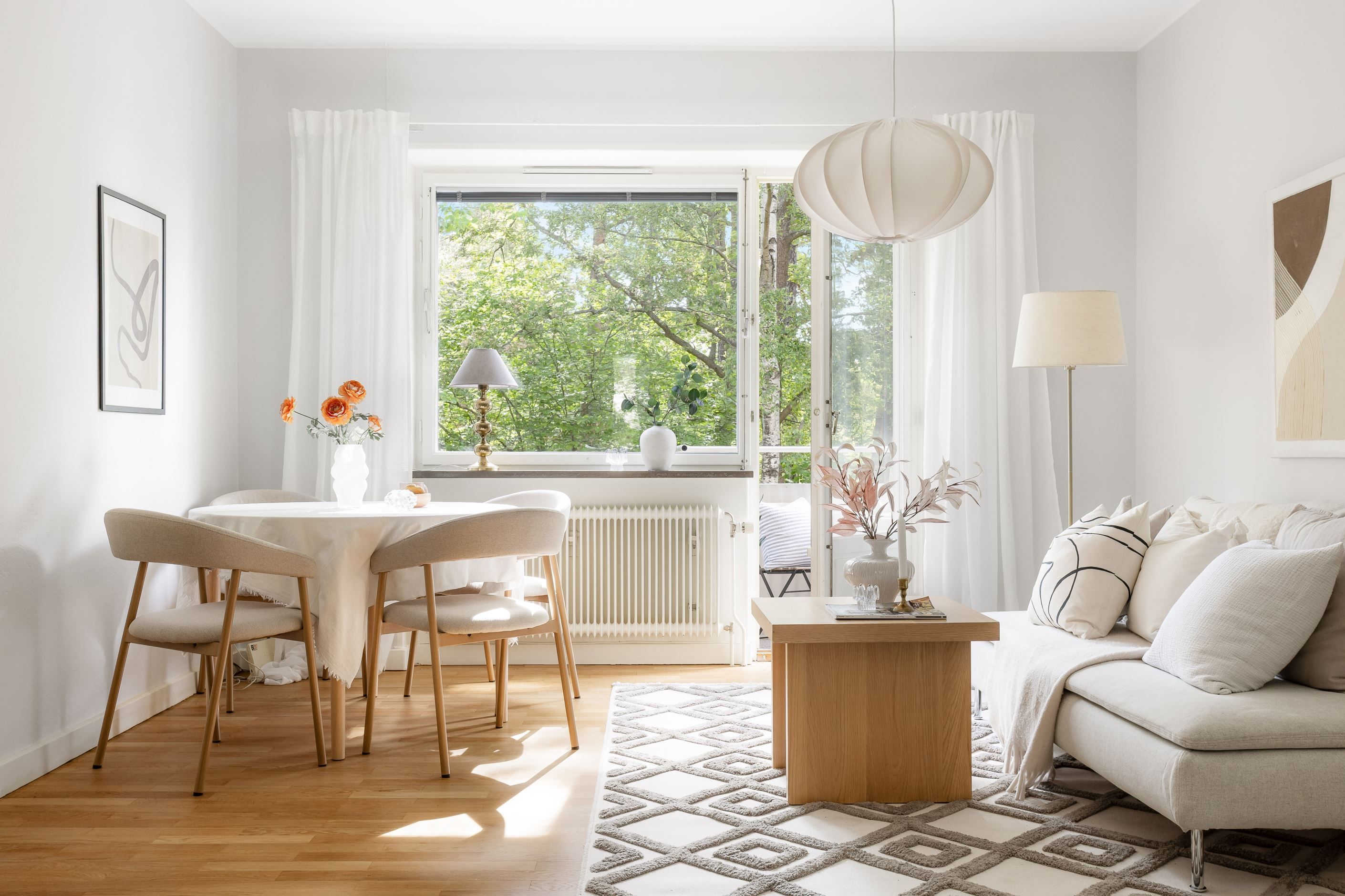 Plats för trevlig matplats invid fönster och utgång till balkongen i vardagsrummet