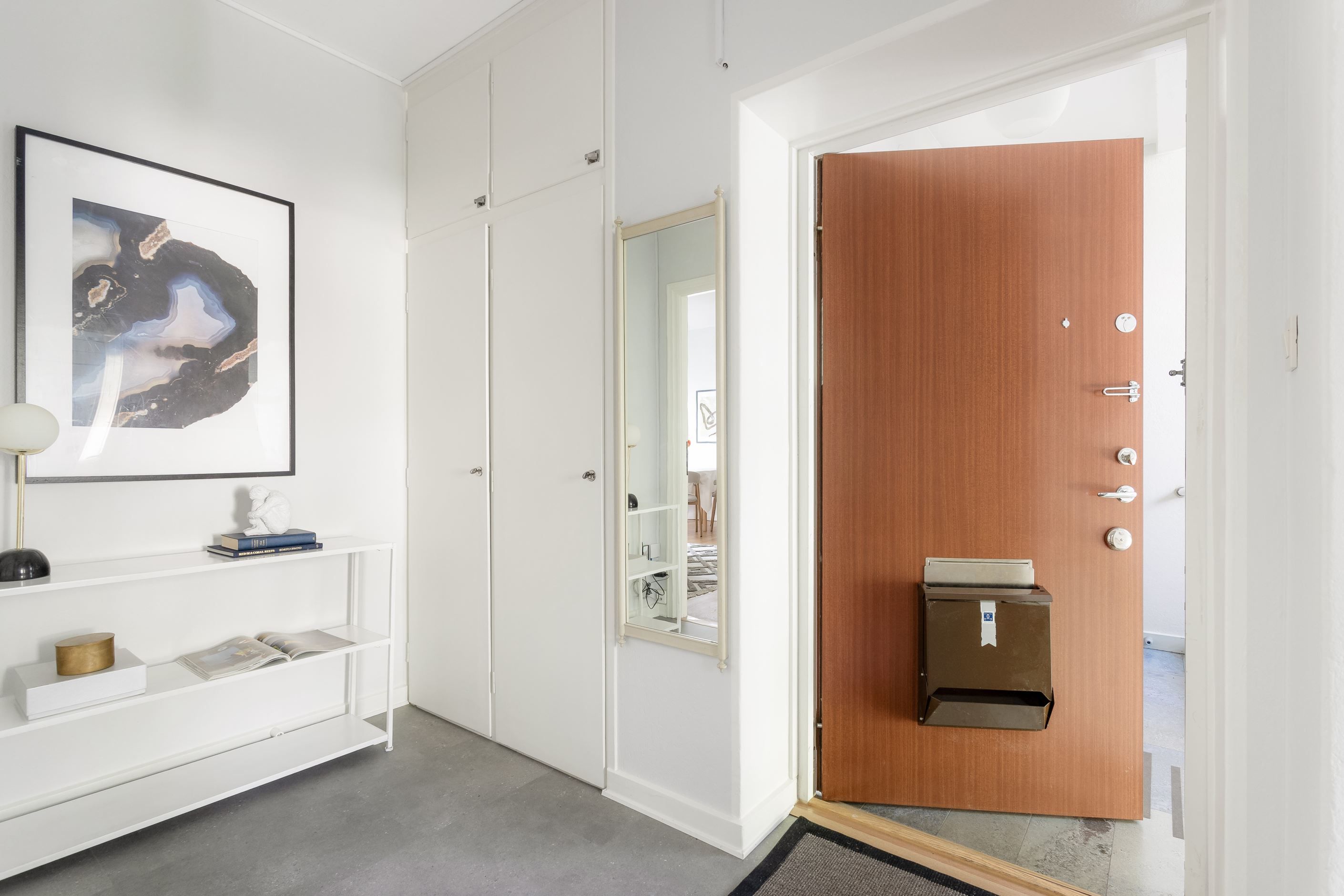Ljus och trevlig hall med förvaring och säkerhetsdörr till lägenheten