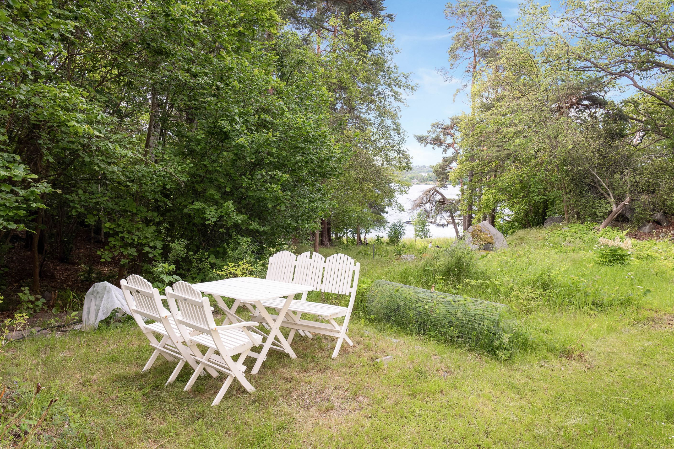 En av föreningens uteplatser som vetter mot grönskande skog och Mälaren med strandpromenad