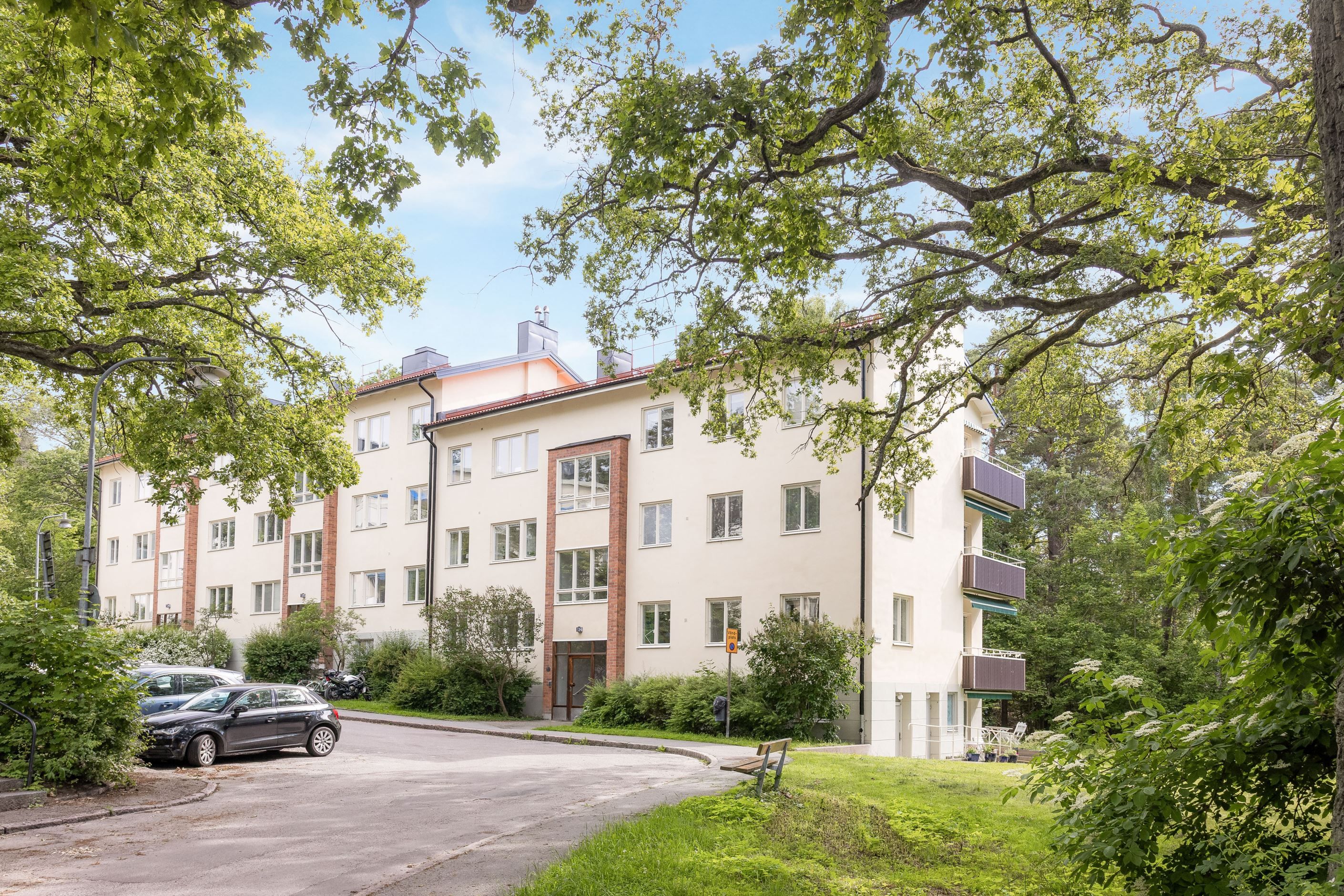 Föreningens hus ligger beläget på en lugn återvändsgata inramat av Äppelvikens i rofyllda atmosfär
