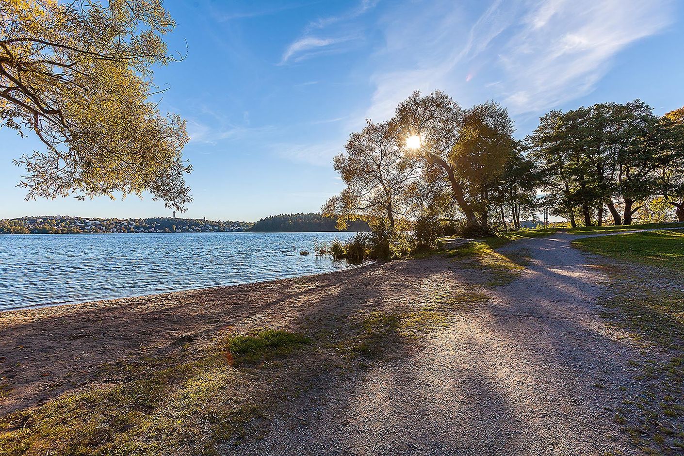Nära ner till Mälaren med strövstigar och bad