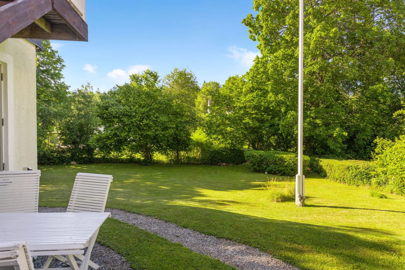 Uteplatser i etage ger sol och skugga över dagen