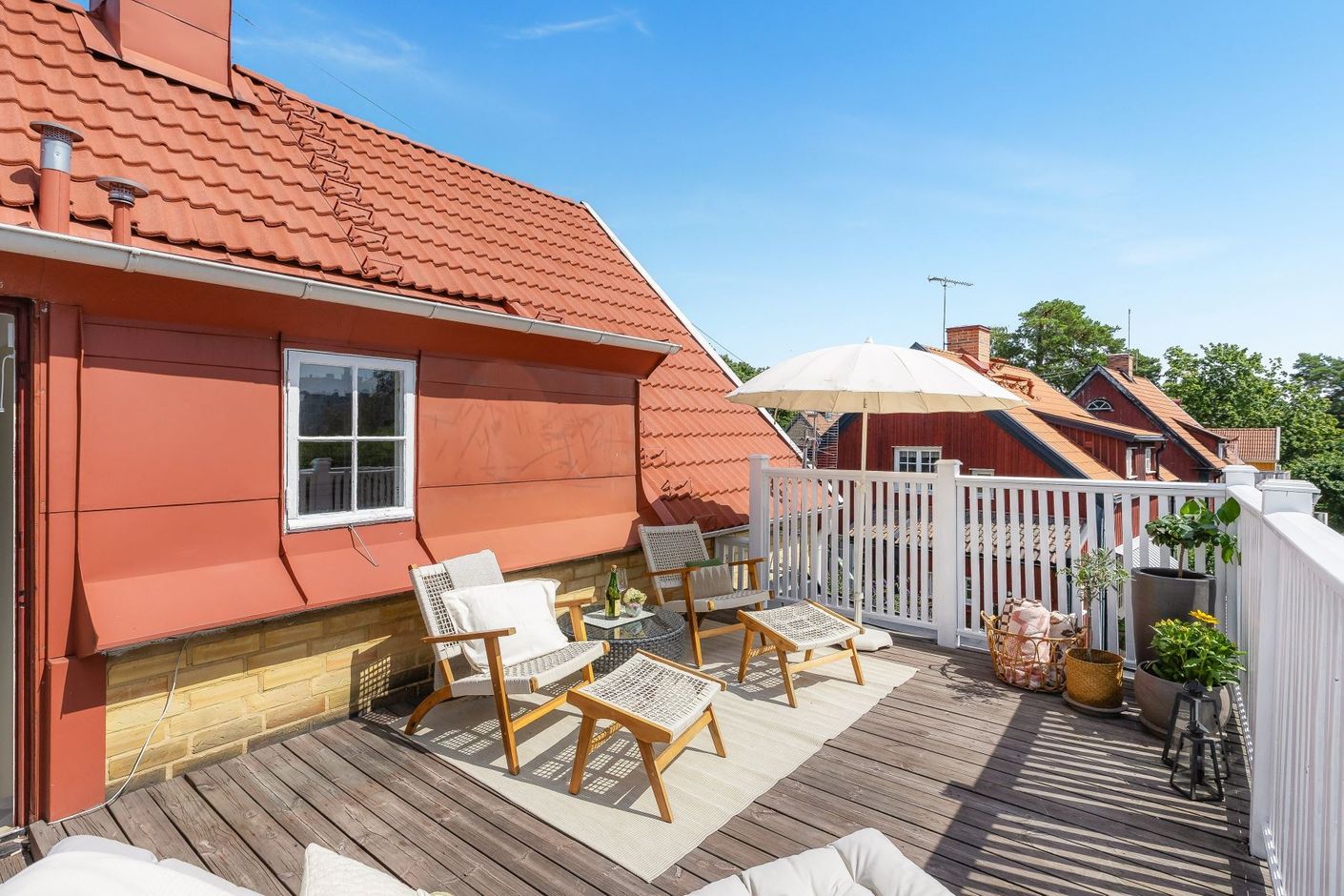 Generös altan i skyddat läge, en av flera uteplatser