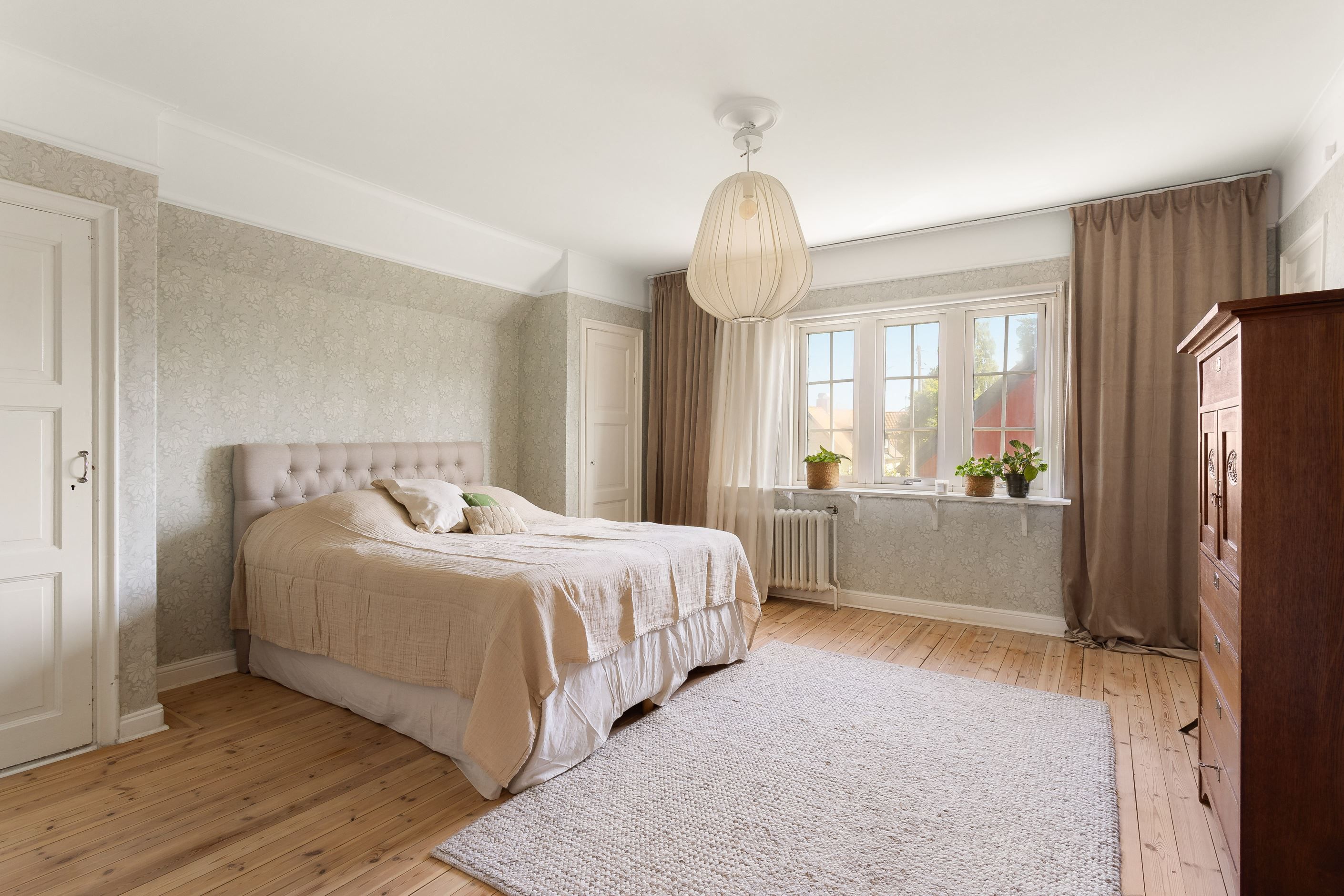 Master bedroom, ett rymligt rum att njuta av