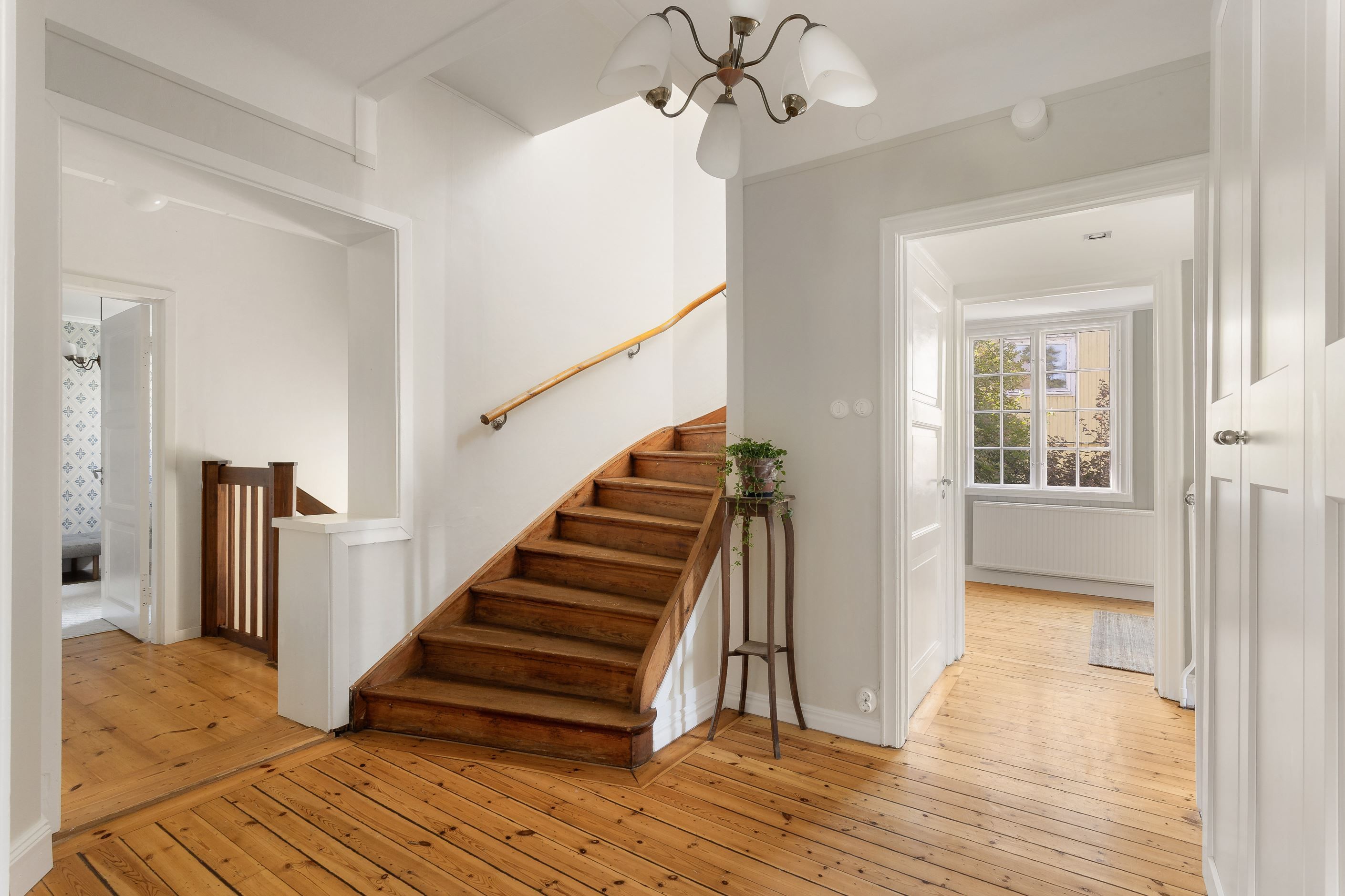 Inre hall med trapphus