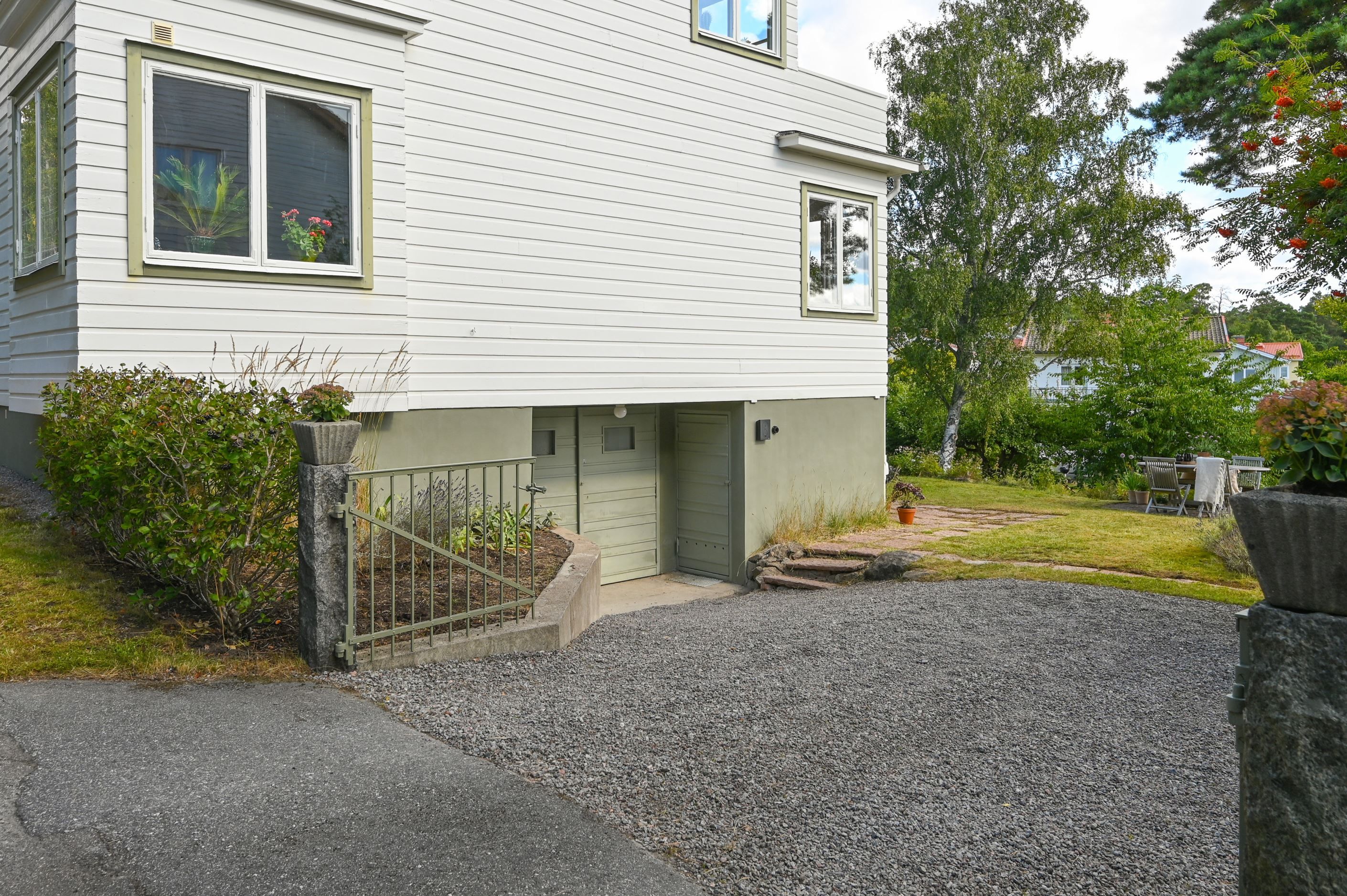 Garage samt grusad bilplats ger en smidig vardag