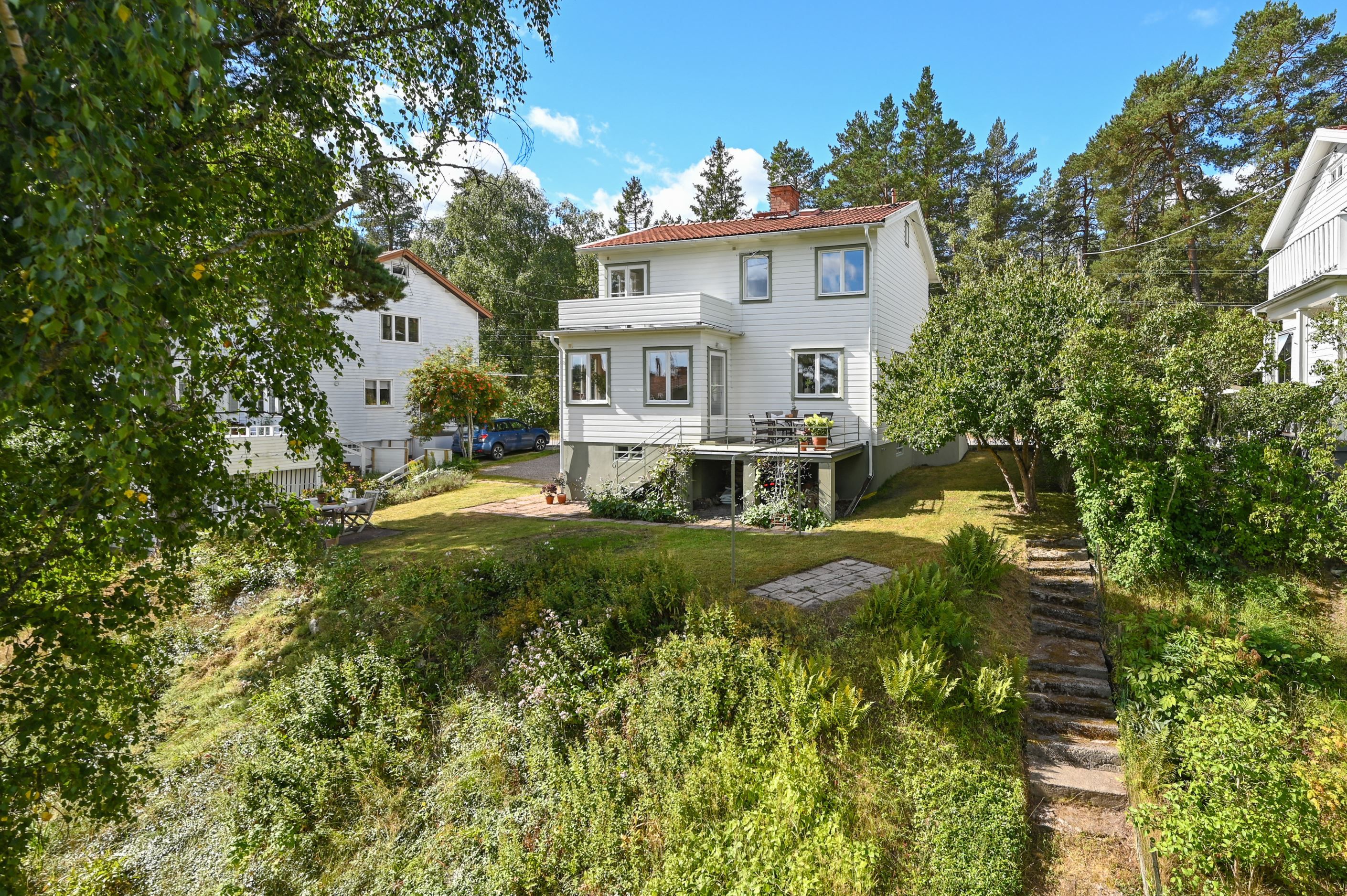 Stilfull villa i högt, fritt och soldränkt läge
