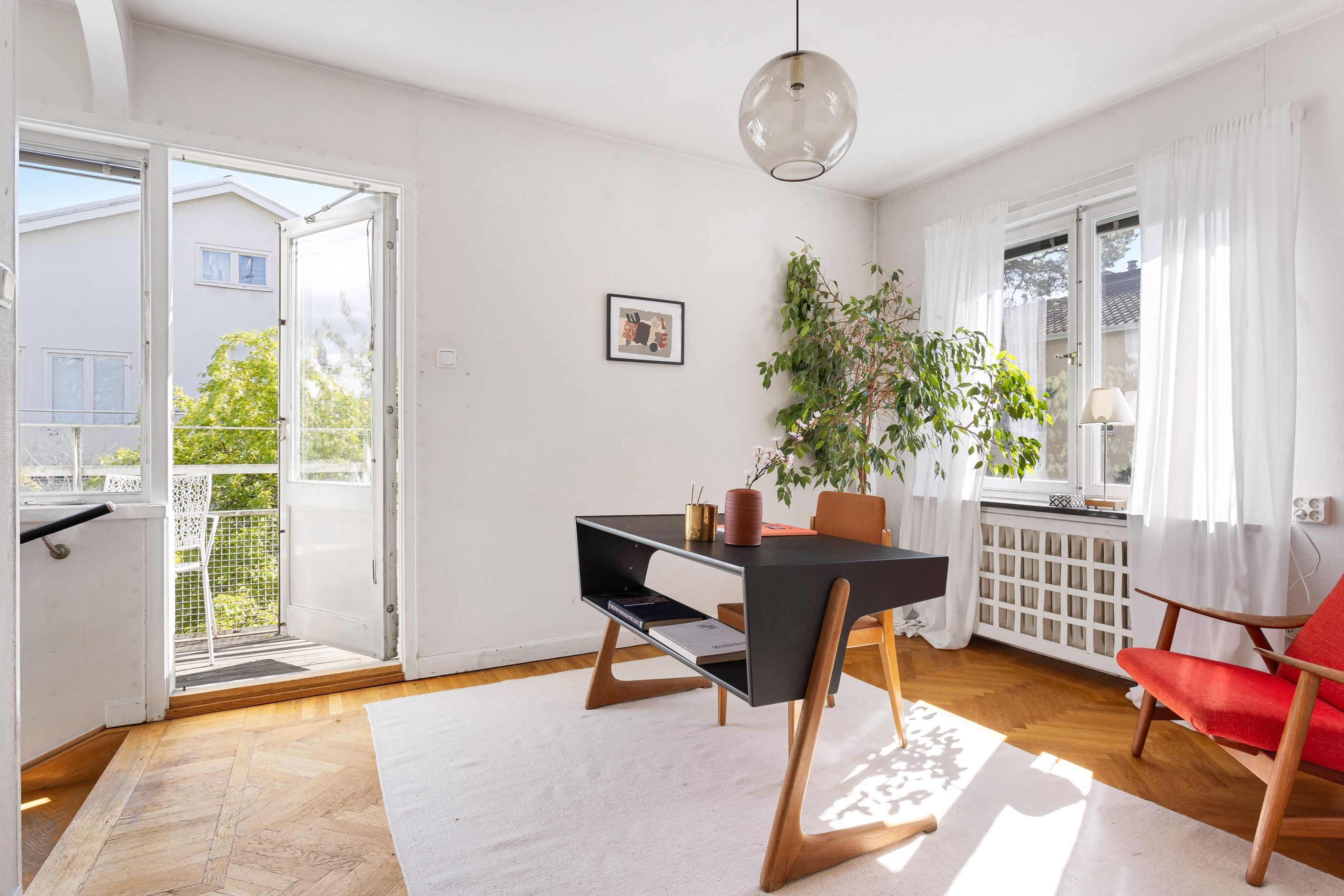 Allrum på övre plan med utgång till altan