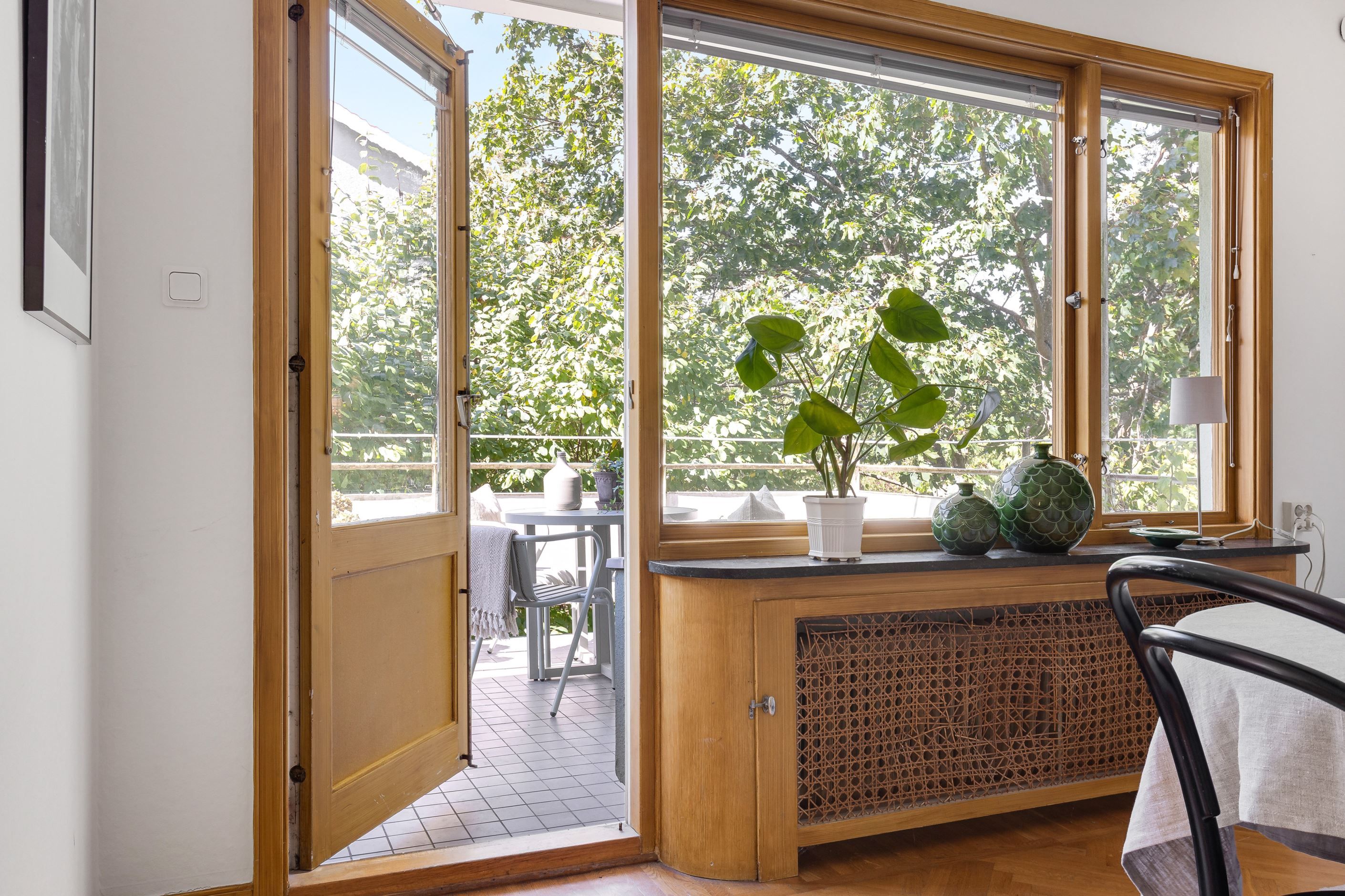 Härlig kontakt med uteplatser i etage, en lyx som villaboendet erbjuder