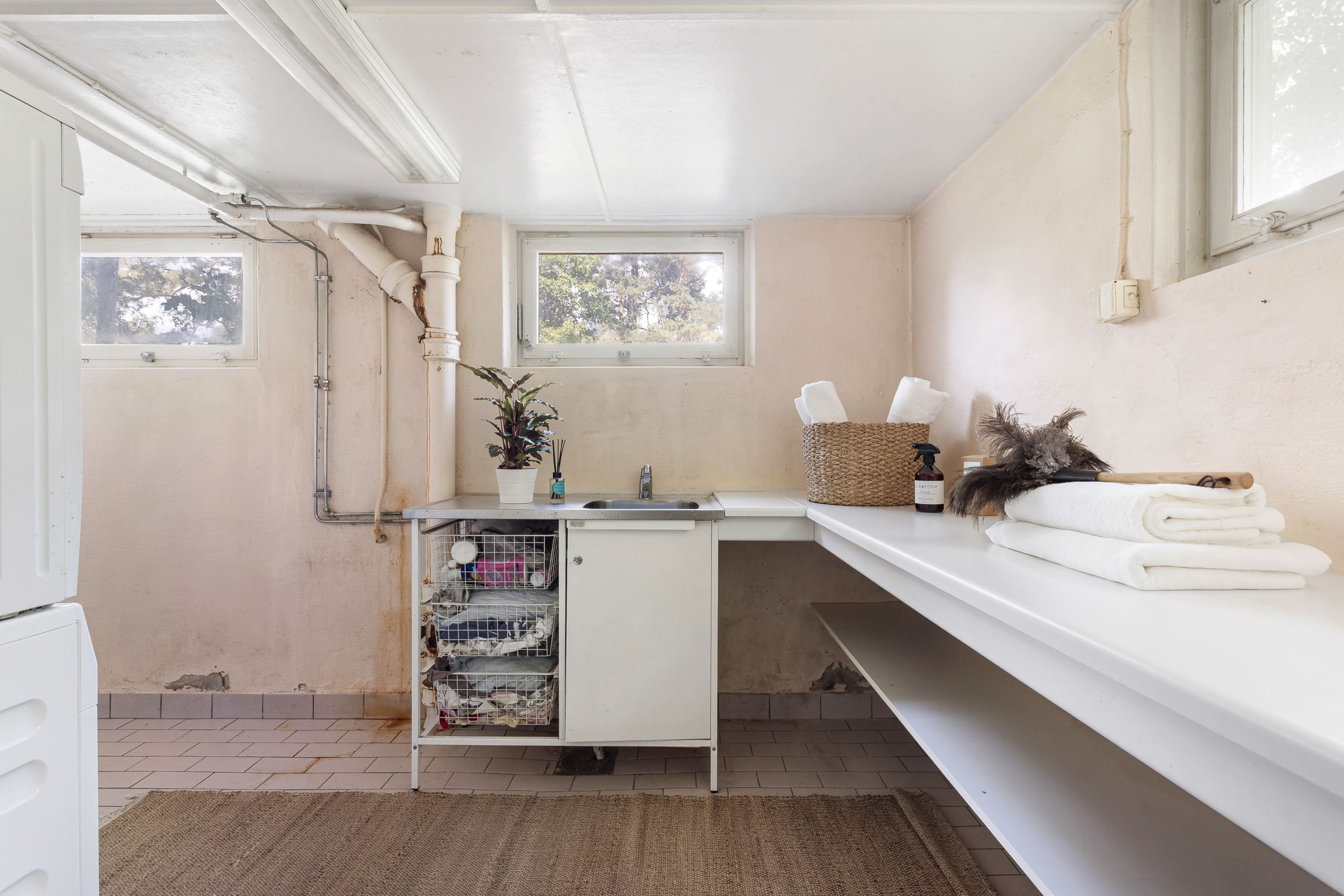Tvättstuga med plats för klädvård