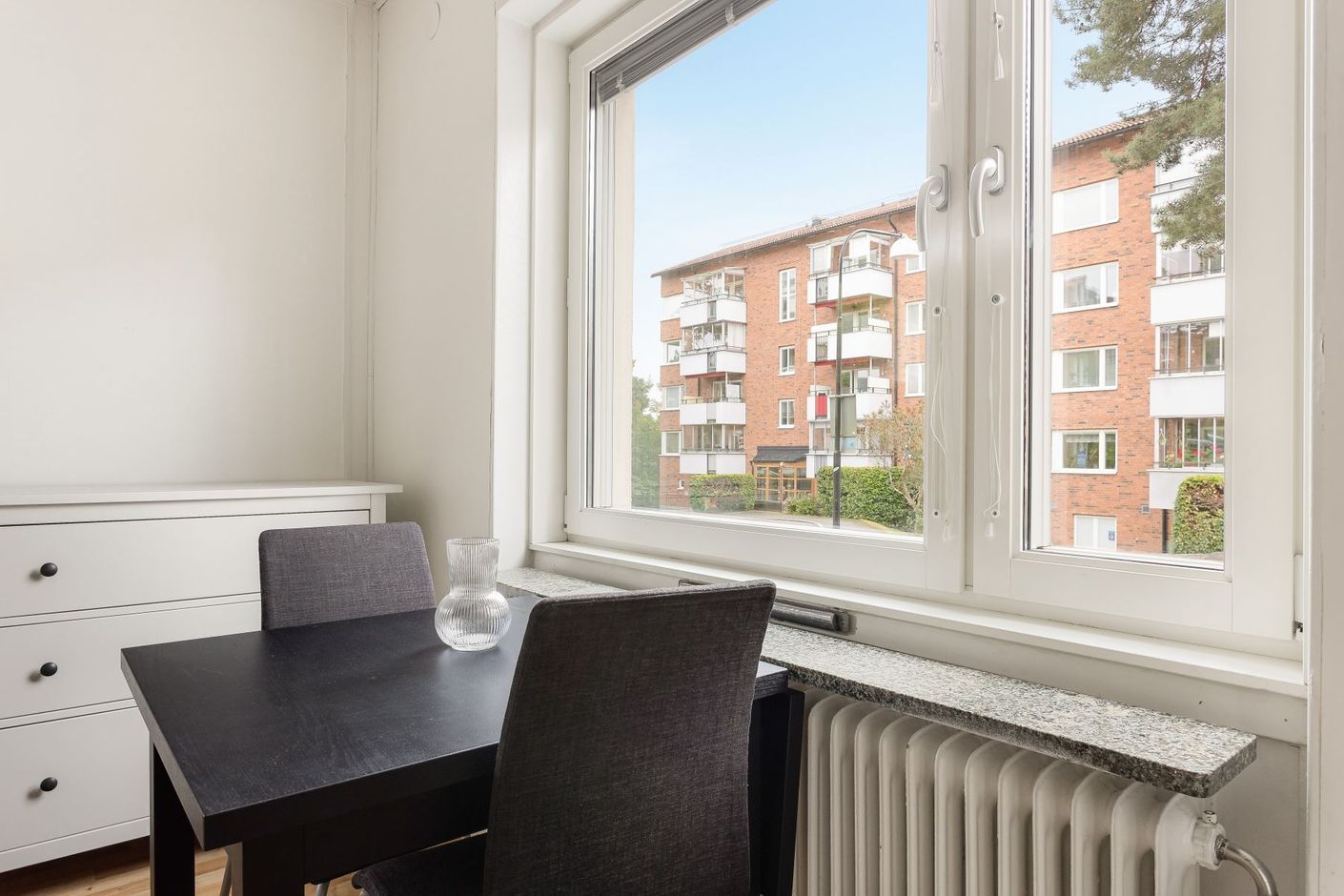 Vy mot grönska och lugn innergård