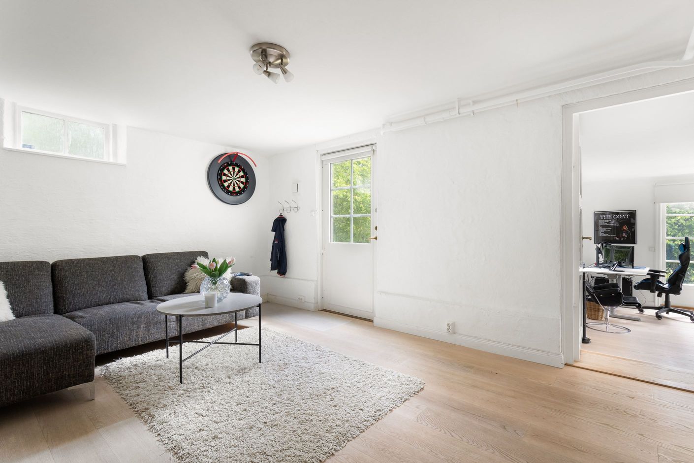 Allrum samt sovrum i souterrängplan med egen entré