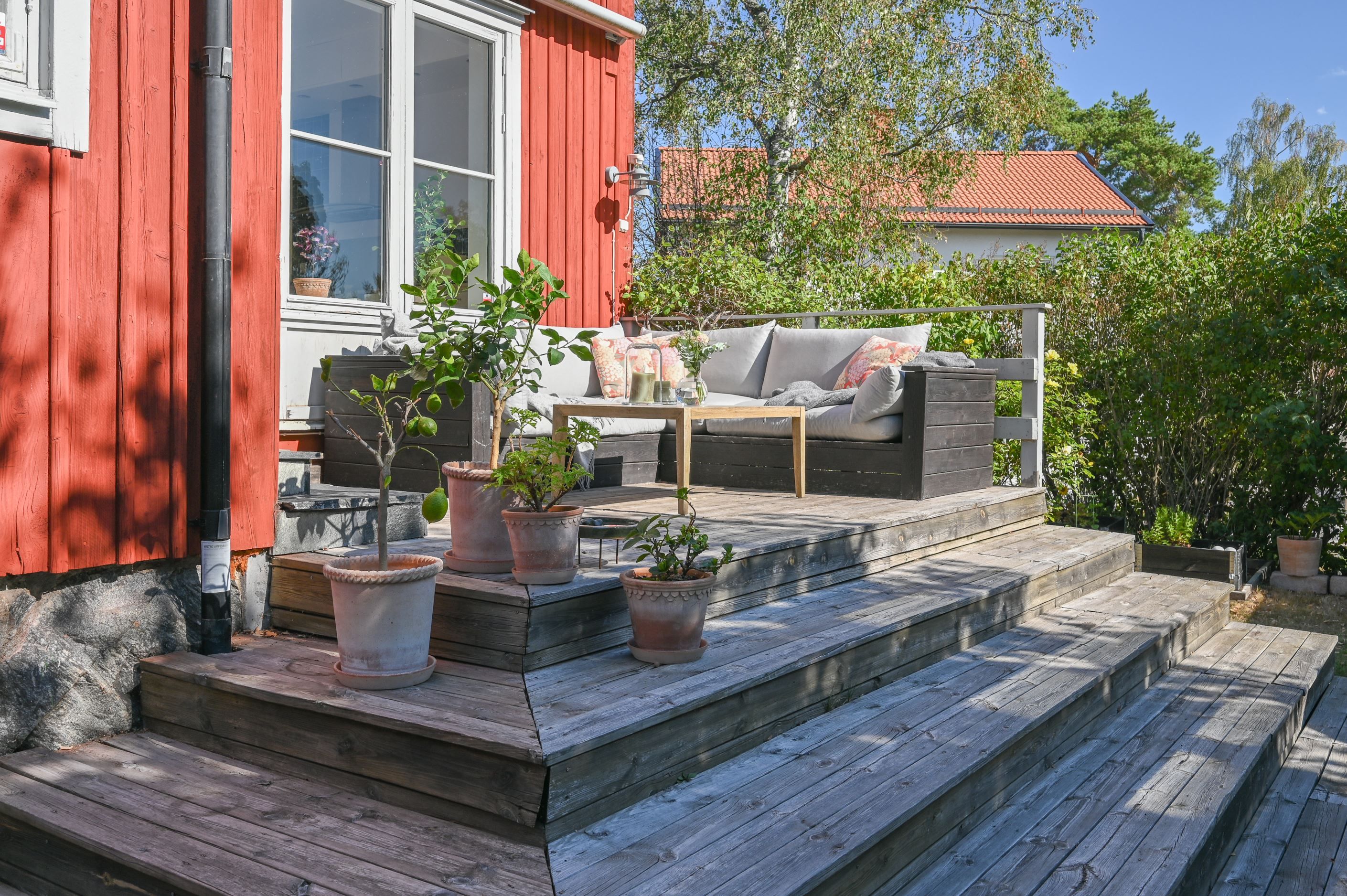 Uteplatser som badar i sol med en privat atmosfär