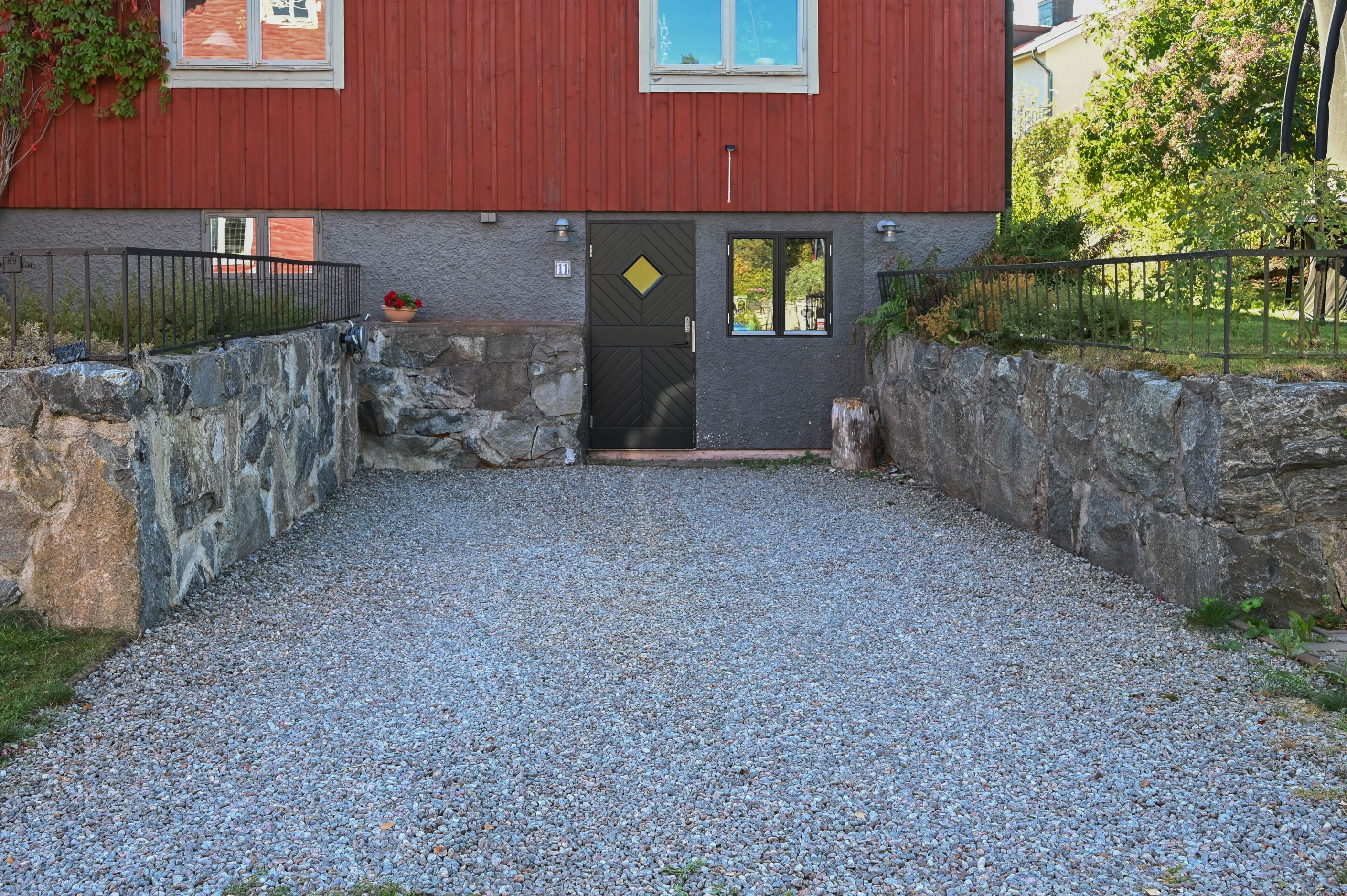 Grovingång samt bilplats med laddstolpe